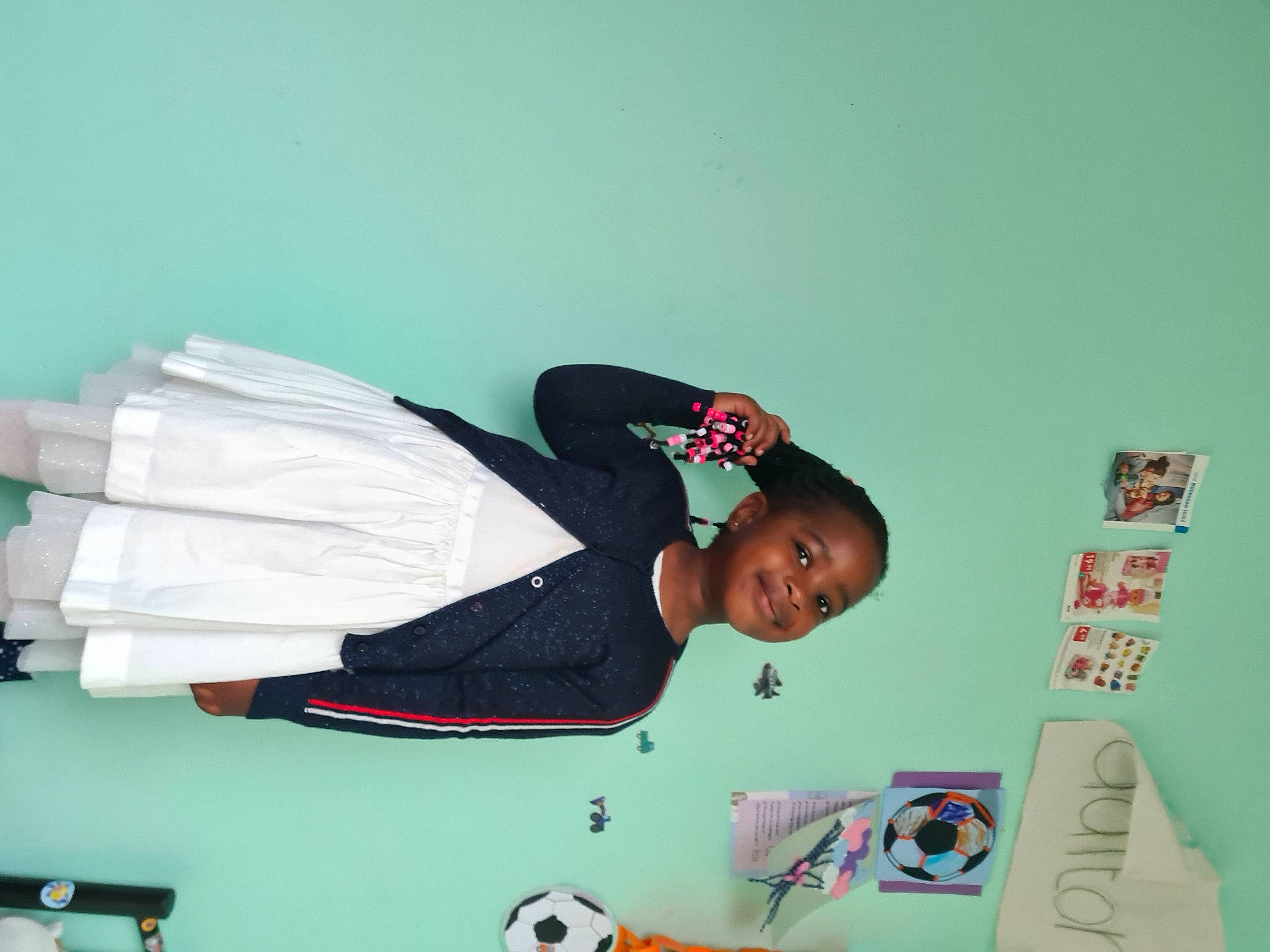 Daisy participe au concours pour gagner de l'argent avec cette photo : ball, child, elbow, football, happy, joy, person, room, sleeve, smile, t_shirt, toddler