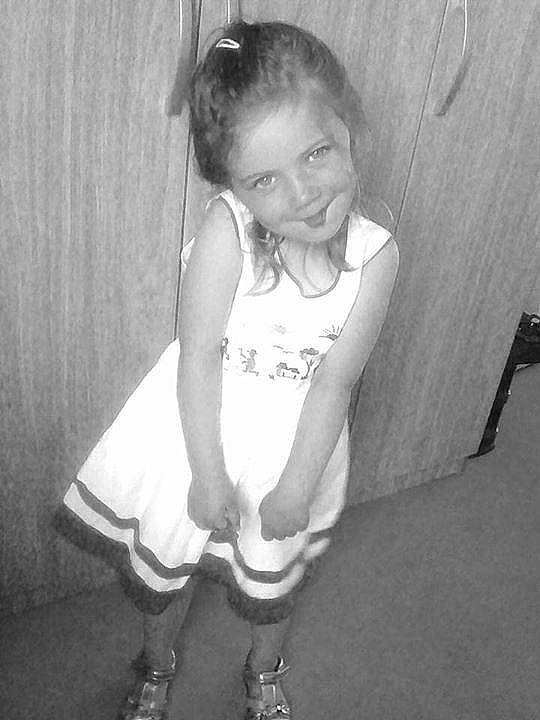 Hilana participe au concours pour gagner de l'argent avec cette photo : arm, black, black_and_white, child, girl, human_body, joint, joy, leg, monochrome, monochrome_photography, person, photograph, photography, shoulder, sitting, skin, smile, snapshot, standing