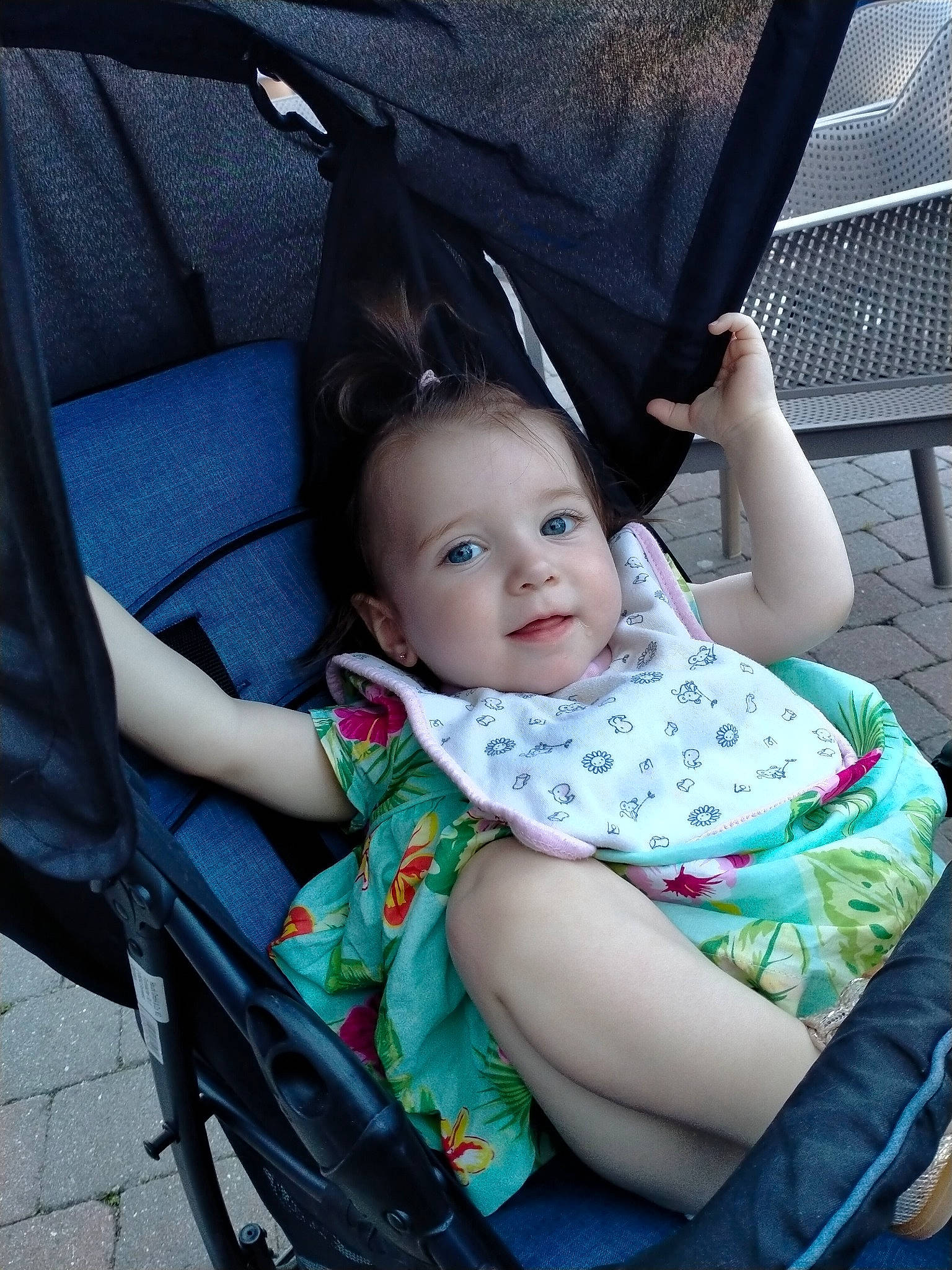 Noëlyn participe au concours pour gagner de l'argent avec cette photo : auto_part, baby, baby_carriage, baby_toddler_clothing, black, car_seat, chair, cheek, comfort, eye, facial_expression, finger, fun, grass, lap, mammal, person, product, skin, smile