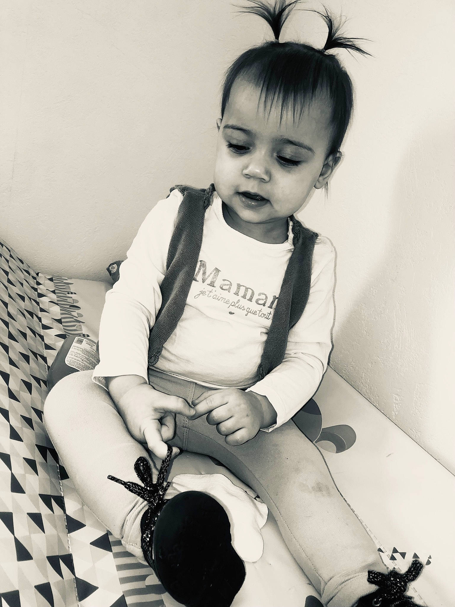 Krystal a rejoint le concours — aidez-le/la à gagner de superbes lots ! arm, baby_toddler_clothing, black, black_and_white, cool, eye, eyelash, flash_photography, hairstyle, happy, human_body, knee, leg, organ, person, photograph, shorts, skin, style, thigh