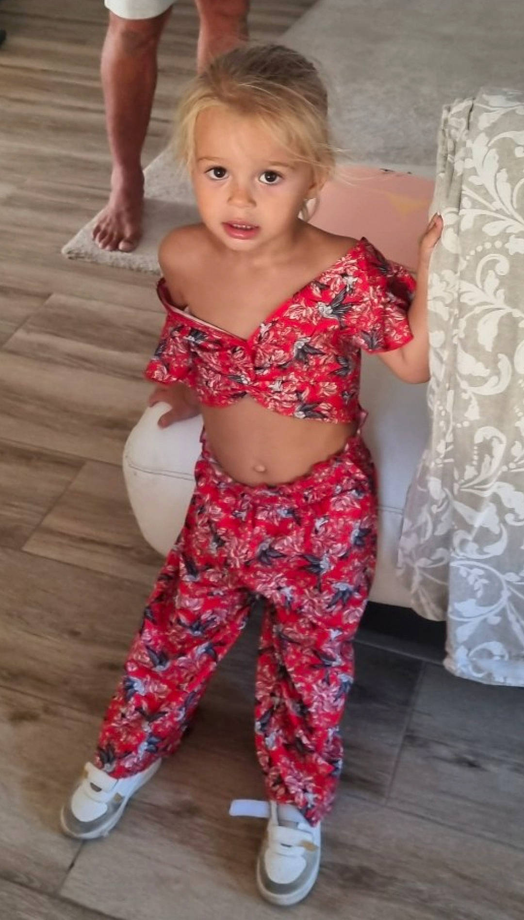 Giulia participe au concours pour gagner de l'argent avec cette photo : abdomen, active_pants, belt, chest, face, fashion_design, head, human_leg, joint, long_hair, magenta, navel, neck, pattern, person, sleeve, sportswear, thigh, trunk, undergarment