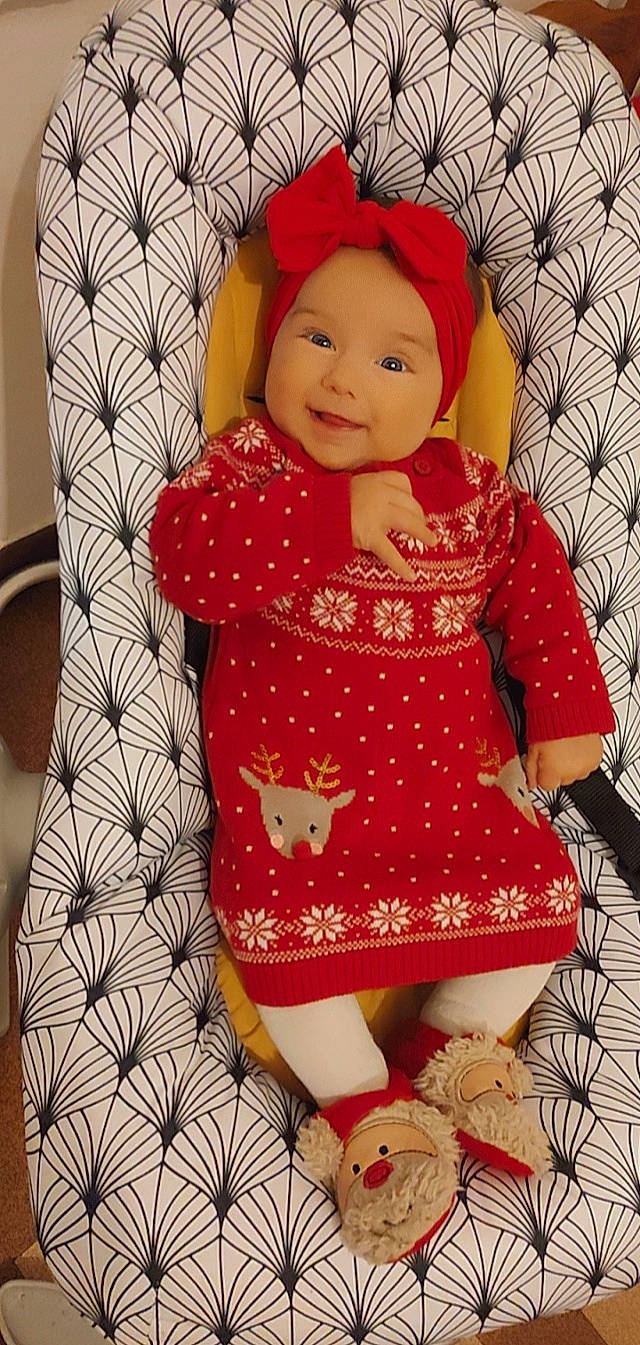 Jade participe au concours pour gagner de l'argent avec cette photo : arm, baby_toddler_clothing, cap, clothing, dress, face, facial_expression, hairstyle, hand, leg, one_piece_garment, pink, skin, sleeve, smile, textile, toddler, toy, white, yellow