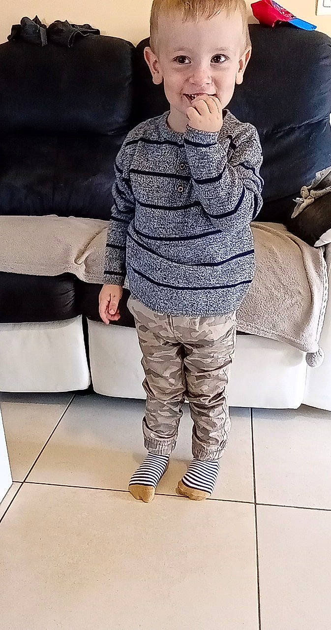 Jules a rejoint le concours — aidez-le/la à gagner de superbes lots ! baby, baby_toddler_clothing, comfort, denim, eyewear, floor, flooring, hairstyle, human_leg, joint, joy, knee, leg, outerwear, person, shoulder, sleeve, street_fashion, textile, thigh