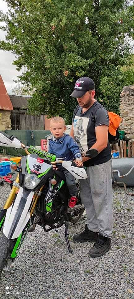 Jules a rejoint le concours — aidez-le/la à gagner de superbes lots ! asphalt, auto_part, automotive_lighting, automotive_tire, automotive_wheel_system, baseball_cap, cap, event, hat, headwear, motor_vehicle, motorcycle, motorcycling, person, plant, recreation, sneakers, t_shirt, tire, tree