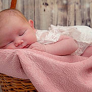 Mïa a rejoint le concours — aidez-le/la à gagner de superbes lots ! baby, basket, cheek, close_up, cozy, cute, ear, fabric, face, hand, infant, lace, newborn, peaceful, pink_blanket, portrait, sleeping, soft_texture, wicker, wooden_background