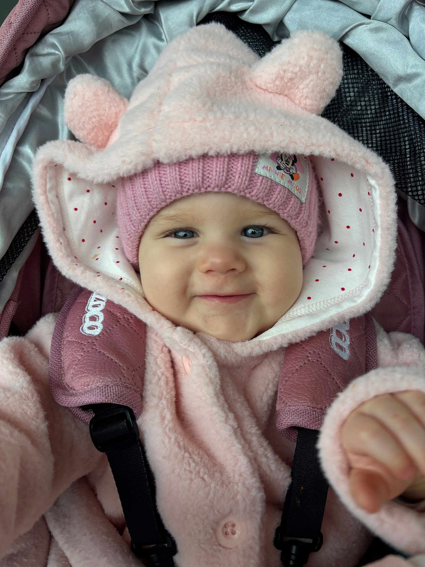 Mïa a rejoint le concours — aidez-le/la à gagner de superbes lots ! baby, infant, child, smile, pink_clothing, beanie, hood, fuzzy_coat, car_seat, harness, stroller, blue_eyes, cheeks, portrait, close_up, winter_clothing, cute, button, hand, cozy