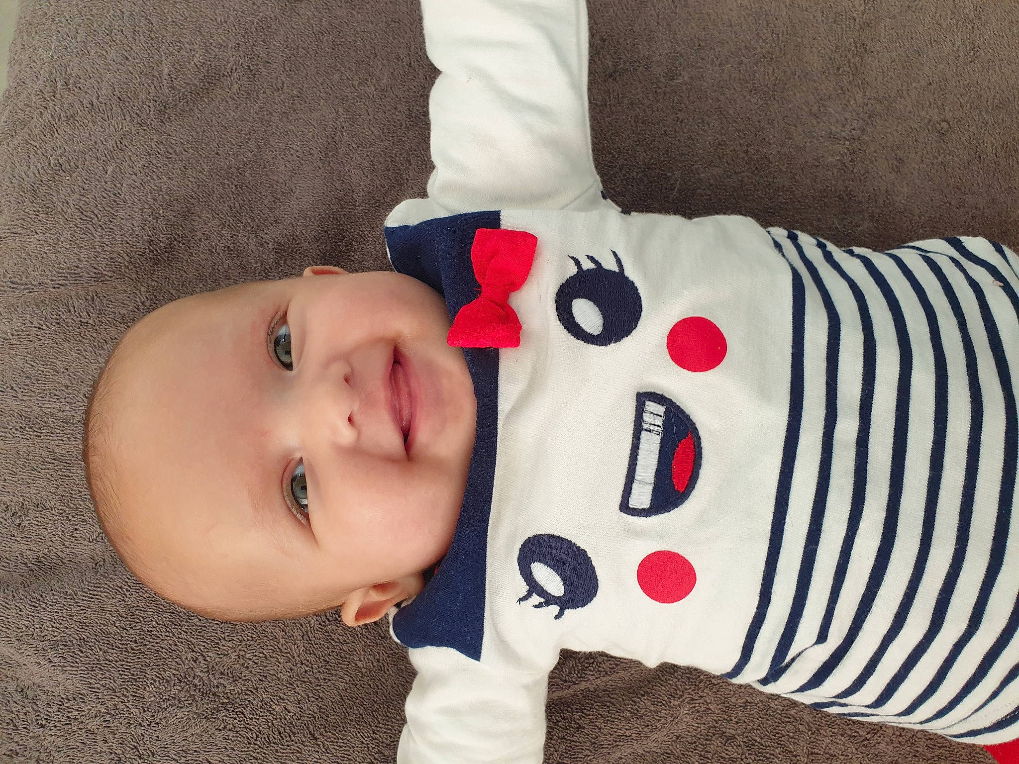 Téa participe au concours pour gagner de l'argent avec cette photo : baby, baby_toddler_clothing, child, person, product, toddler