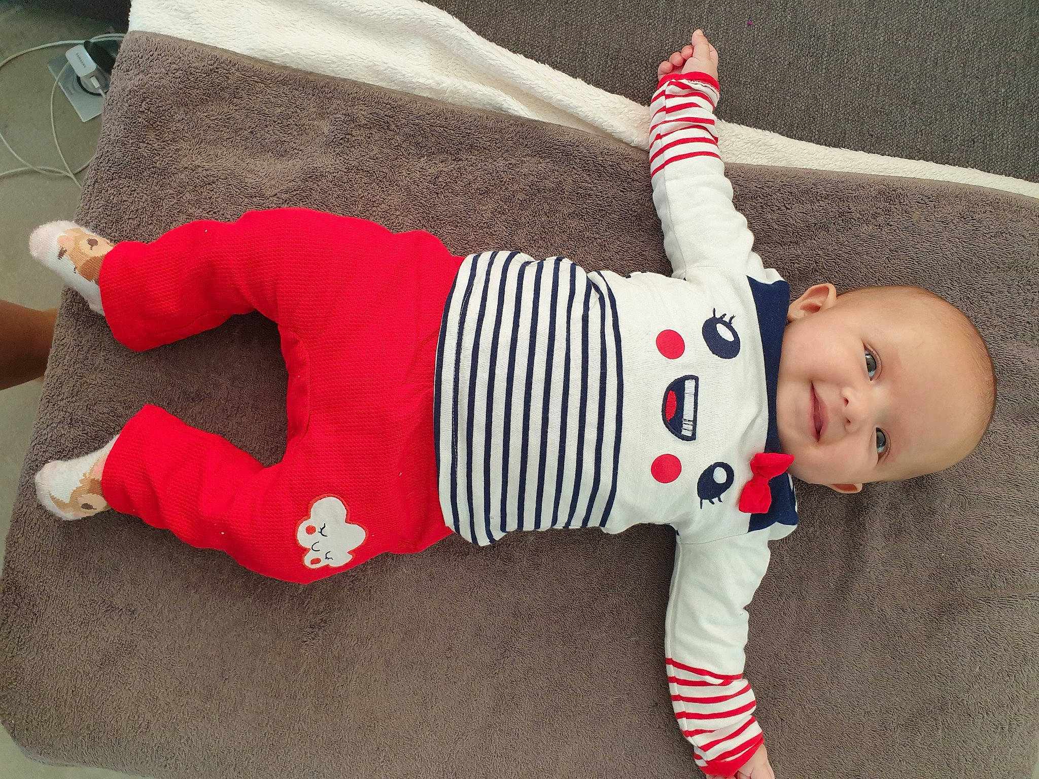 Téa participe au concours pour gagner de l'argent avec cette photo : baby, baby_toddler_clothing, child, person, product, sleeve, toddler