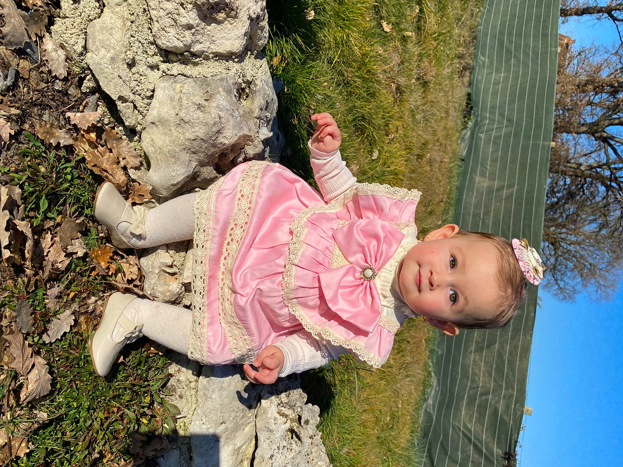 Kayli a rejoint le concours — aidez-le/la à gagner de superbes lots ! child, fun, garden, grass, happy, leaf, leisure, people_in_nature, person, plant, recreation, sitting, sky, soil, spring, toddler, tree, trunk, vacation, water