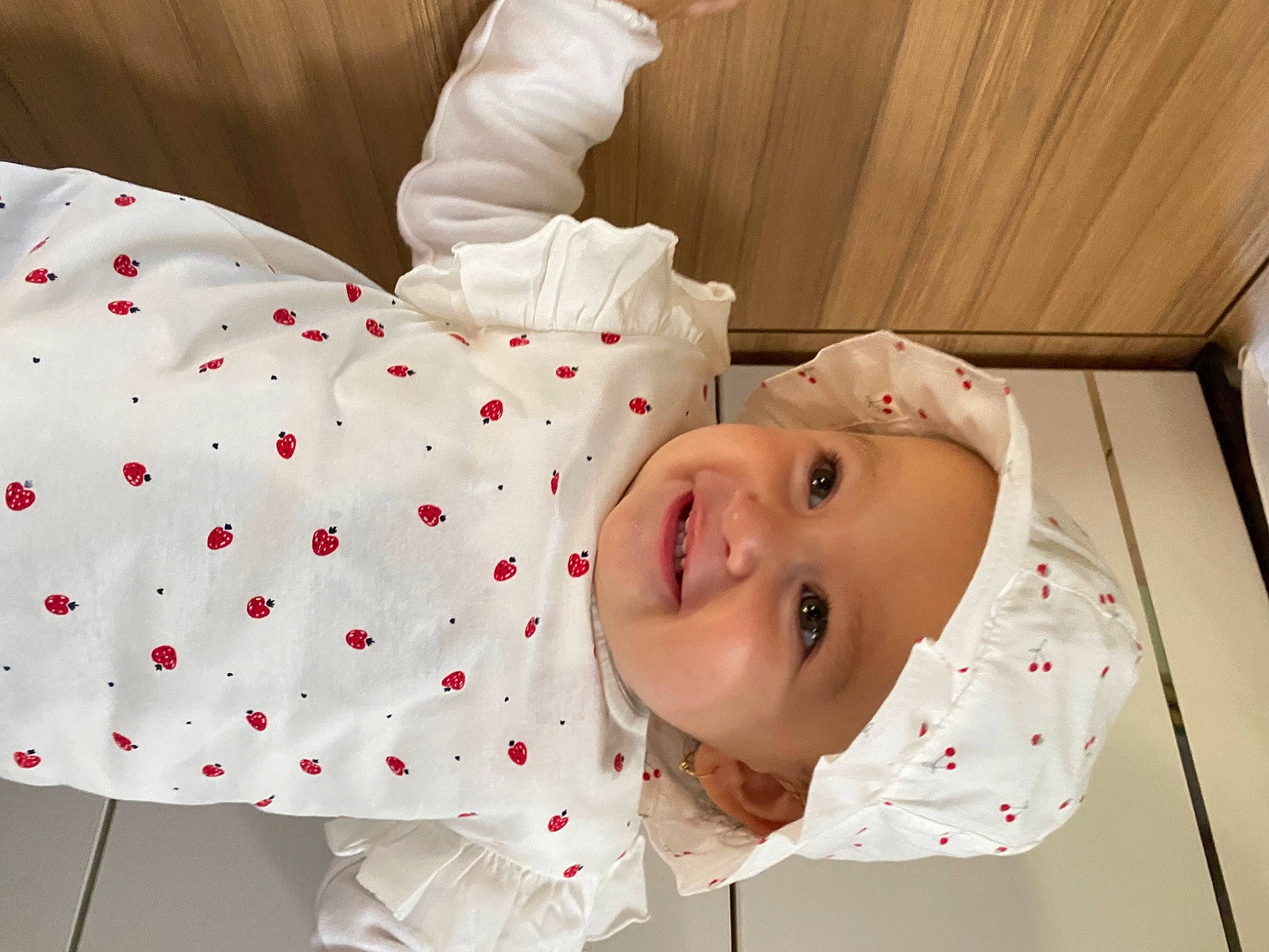 Kayli a rejoint le concours — aidez-le/la à gagner de superbes lots ! baby, baby_laughing, baby_products, baby_safety, baby_toddler_clothing, carmine, child, comfort, happy, hat, headwear, joy, pattern, person, sleeve, smile, toddler