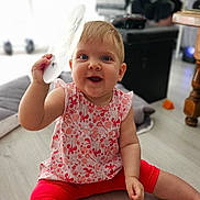 Lola participe au concours pour gagner de l'argent avec cette photo : architecture, baby, bodypart, building, couch, cutlery, face, finger, furniture, hand, head, indoors, livingroom, person, photography, portrait, room, sitting, spoon, wood