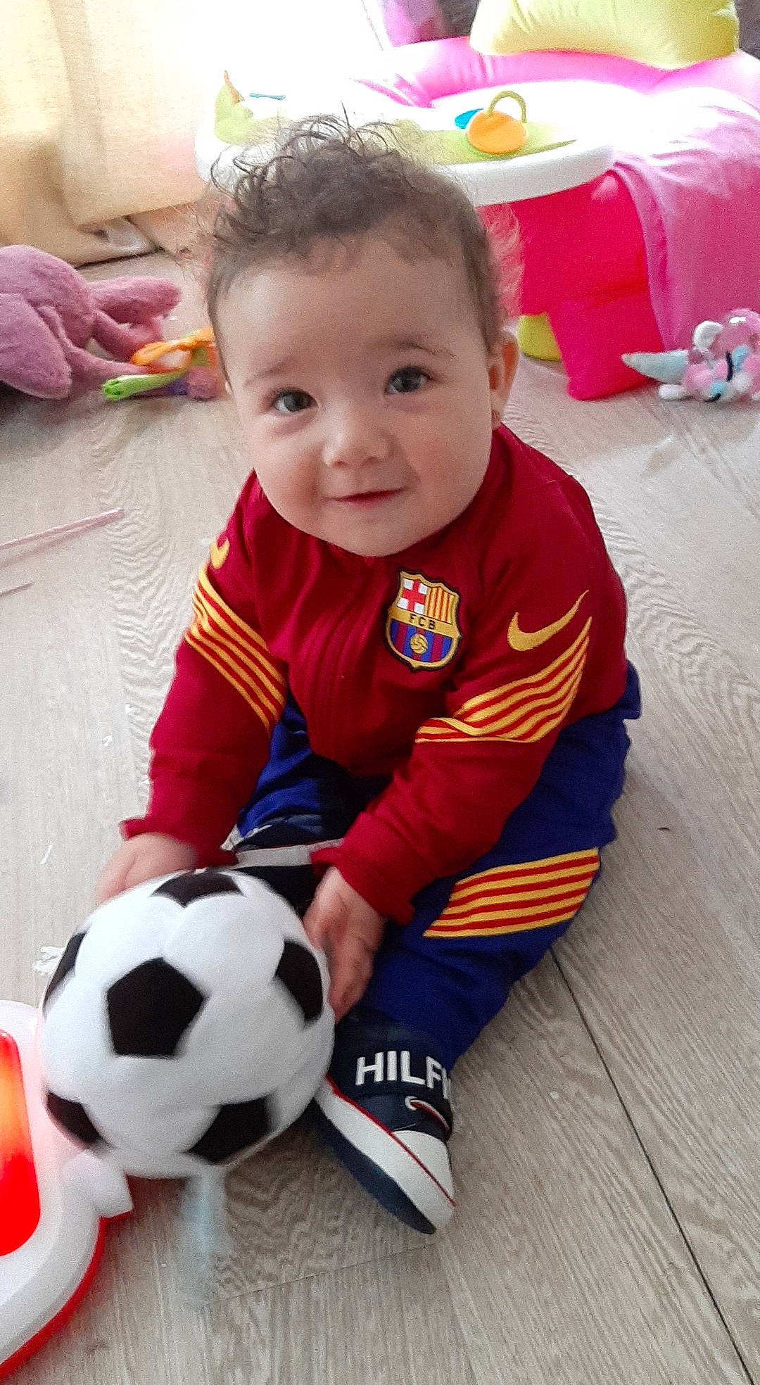 Naëlle a rejoint le concours — aidez-le/la à gagner de superbes lots ! baby, ball, child, football, person, play, smile, soccer, soccer_ball, sports_equipment, toddler
