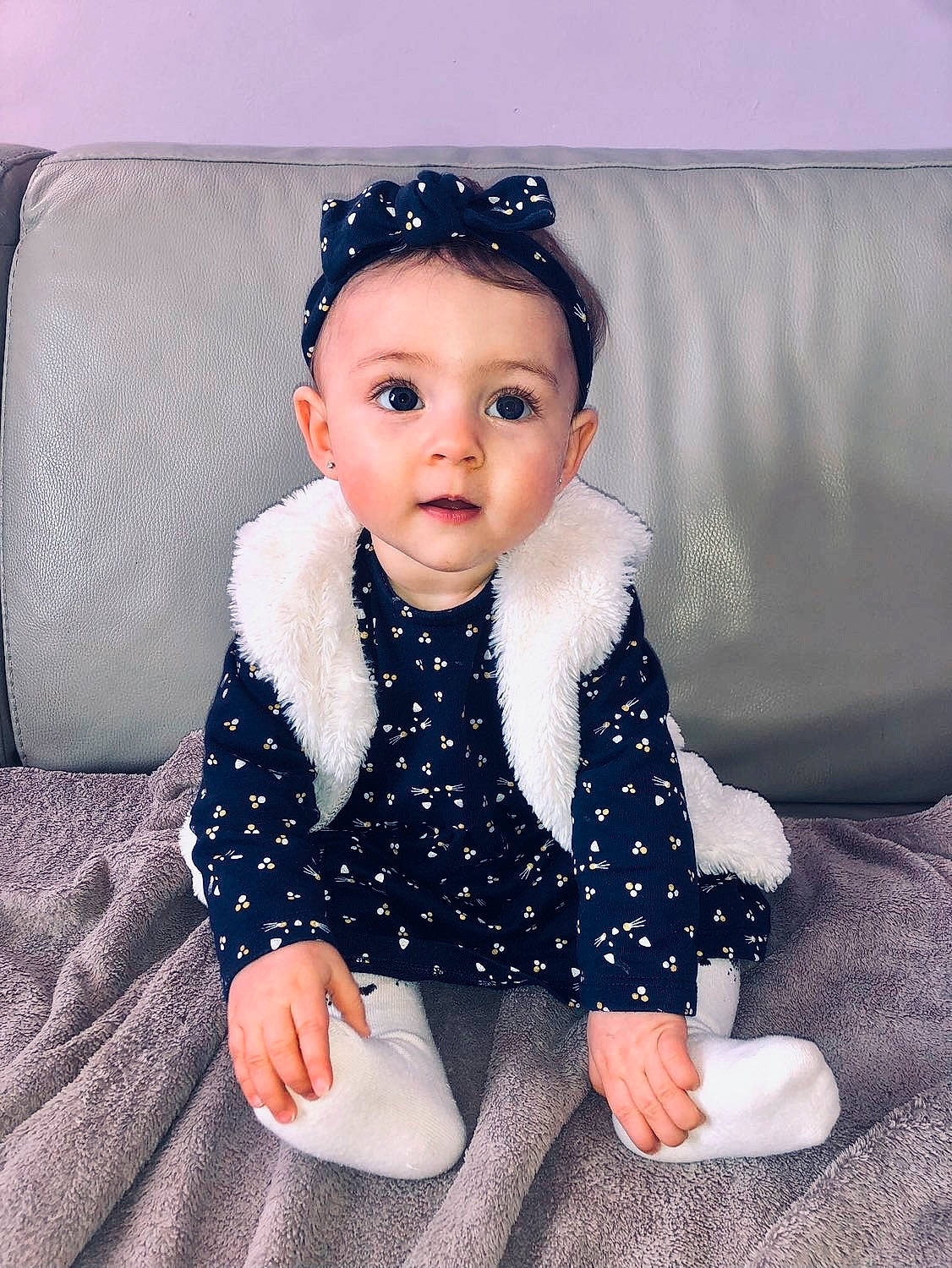 Loélia participe au concours pour gagner de l'argent avec cette photo : baby, baby_toddler_clothing, blue, collar, costume_hat, dress, electric_blue, eye, fashion_accessory, flash_photography, formal_wear, happy, hat, head, headband, headpiece, jewellery, pattern, person, sleeve