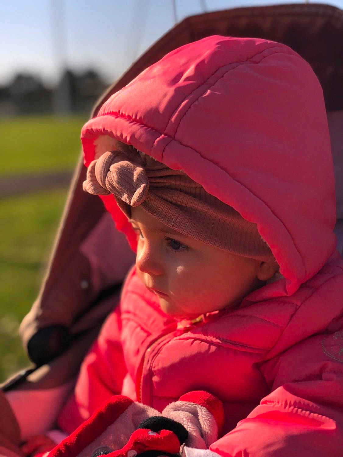 Loélia participe au concours pour gagner de l'argent avec cette photo : baby, baby_toddler_clothing, baseball_cap, beanie, cap, carmine, child, comfort, fashion_accessory, fun, grass, happy, headwear, magenta, outerwear, person, personal_protective_equipment, pink, recreation, red