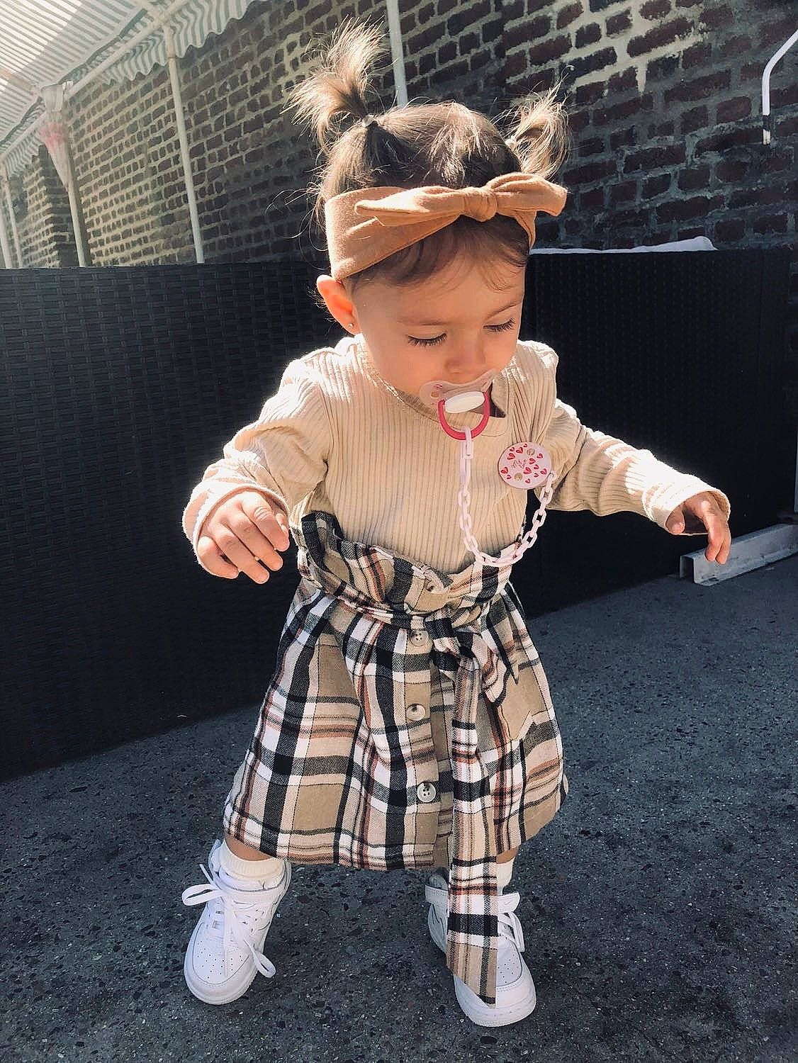 Loélia a rejoint le concours — aidez-le/la à gagner de superbes lots ! baby_toddler_clothing, child, costume, fashion_accessory, fashion_design, fawn, fun, fur, happy, headband, headpiece, jewellery, pattern, person, plaid, sleeve, sock, tartan, toddler, toy