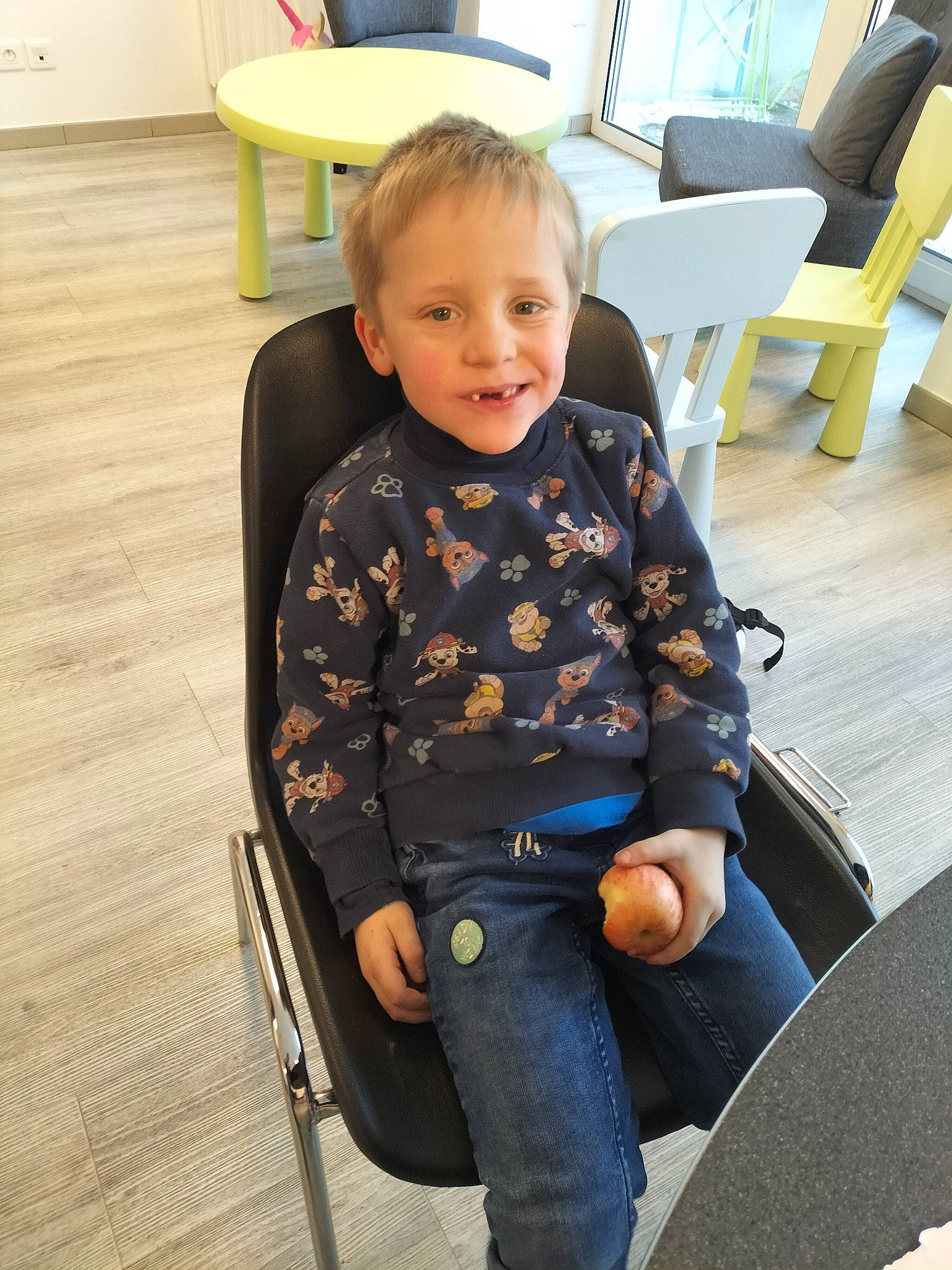 Anthony a rejoint le concours — aidez-le/la à gagner de superbes lots ! armrest, chair, child, comfort, electric_blue, flooring, furniture, hairstyle, hardwood, joint, joy, knee, lap, leg, person, room, sitting, sleeve, smile, toddler