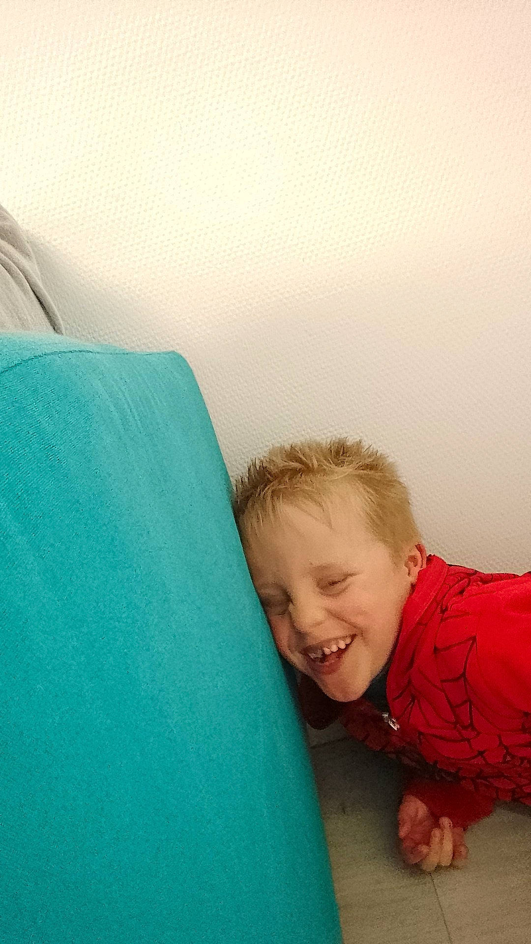 Anthony a rejoint le concours — aidez-le/la à gagner de superbes lots ! arm, child, comfort, couch, eye, flooring, fun, gesture, hair, happy, head, human_body, joy, linens, neck, person, sitting, sleeve, smile, t_shirt