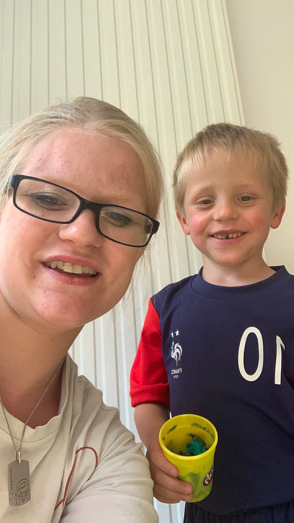 Anthony a rejoint le concours — aidez-le/la à gagner de superbes lots ! child, chin, clothing, drinkware, event, eyewear, facial_expression, fun, glasses, happy, joy, person, play, recreation, science, sharing, skin, smile, t_shirt, toddler