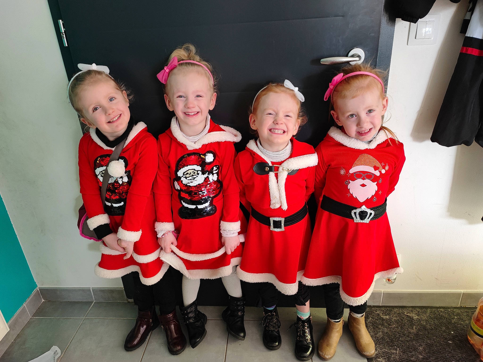 Enora a rejoint le concours — aidez-le/la à gagner de superbes lots ! baby, baby_toddler_clothing, carmine, child, costume, event, fun, happy, hat, jersey, joy, person, personal_protective_equipment, room, sleeve, smile, sports_uniform, sportswear, t_shirt, team