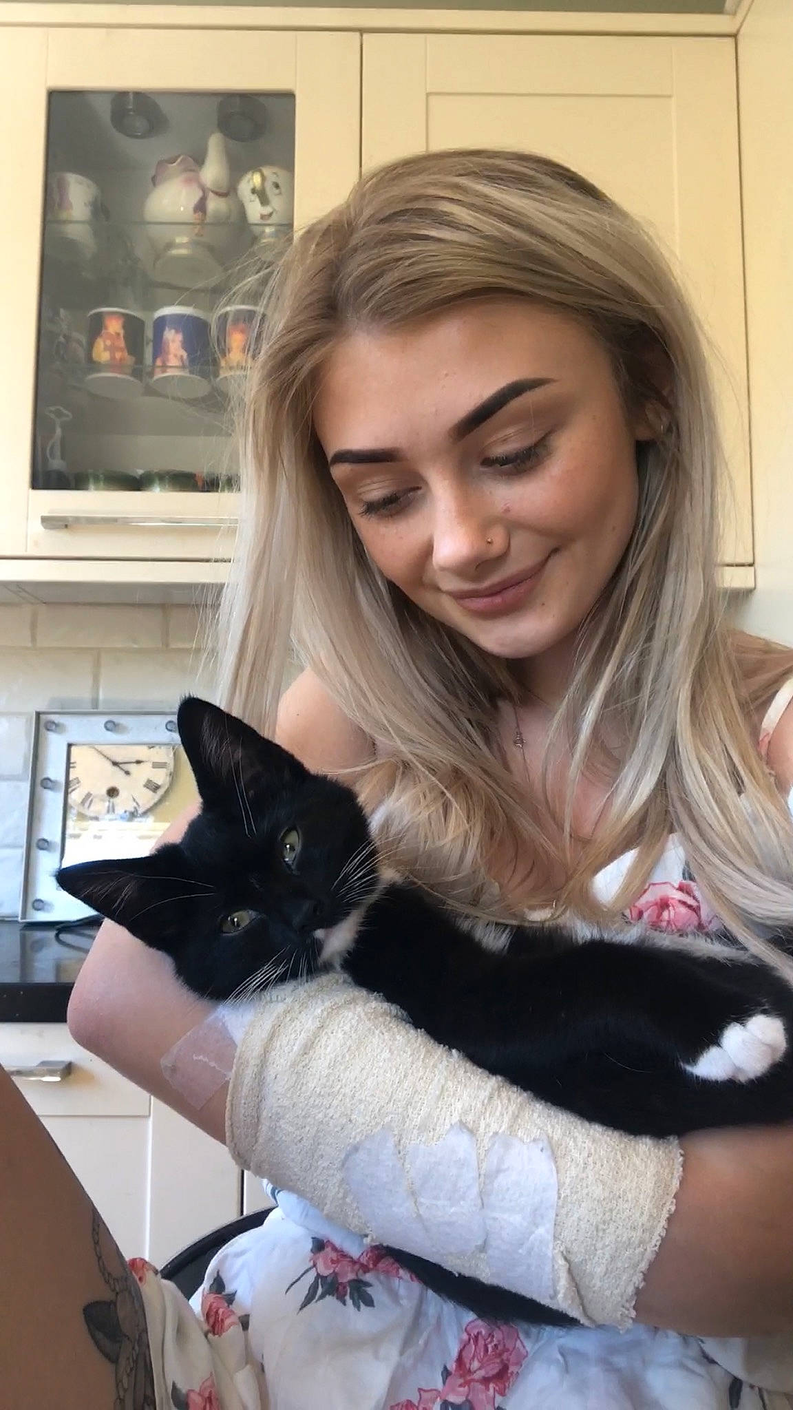 Poppy is registered to the contest to win money with this photo: black_hair, brown_hair, cat, comfort, companion_dog, eyelash, eyewear, fashion_design, felidae, finger, gesture, lap, long_hair, nail, picture_frame, skin, smile, street_fashion, thigh, whiskers