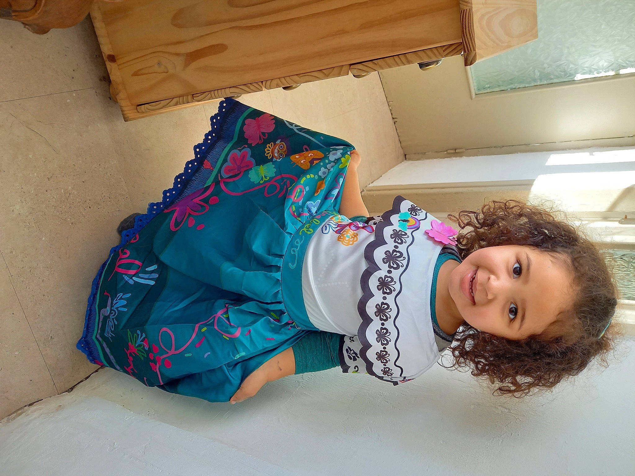 Elisa a rejoint le concours — aidez-le/la à gagner de superbes lots ! baby_toddler_clothing, child, comfort, fashion_accessory, flooring, happy, human_body, joy, leisure, linens, magenta, pattern, person, play, room, sitting, sleeve, smile, t_shirt, thigh