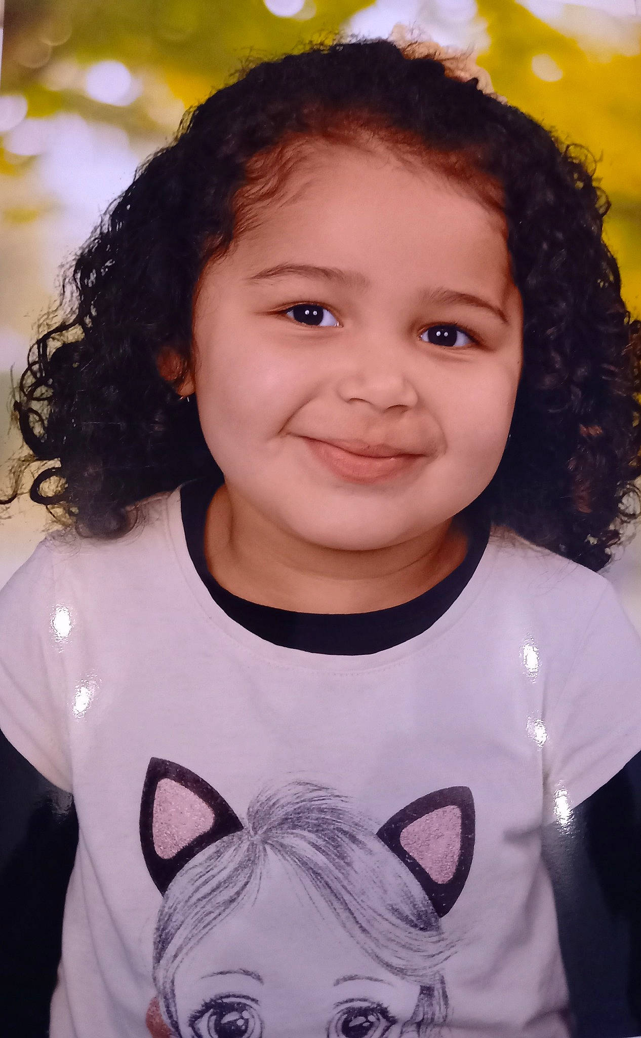 Elisa participe au concours pour gagner de l'argent avec cette photo : cheek, chin, eye, eyebrow, face, facial_expression, forehead, hair, hairstyle, happy, head, joy, lip, mouth, neck, nose, organ, person, skin, sleeve