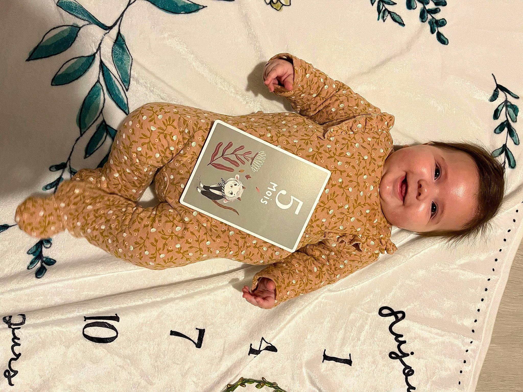 Célestine participe au concours pour gagner de l'argent avec cette photo : adaptation, baby, bedding, child, comfort, font, happy, joy, laptop, linens, pattern, people_in_nature, person, product, rectangle, room, smile, textile, toddler