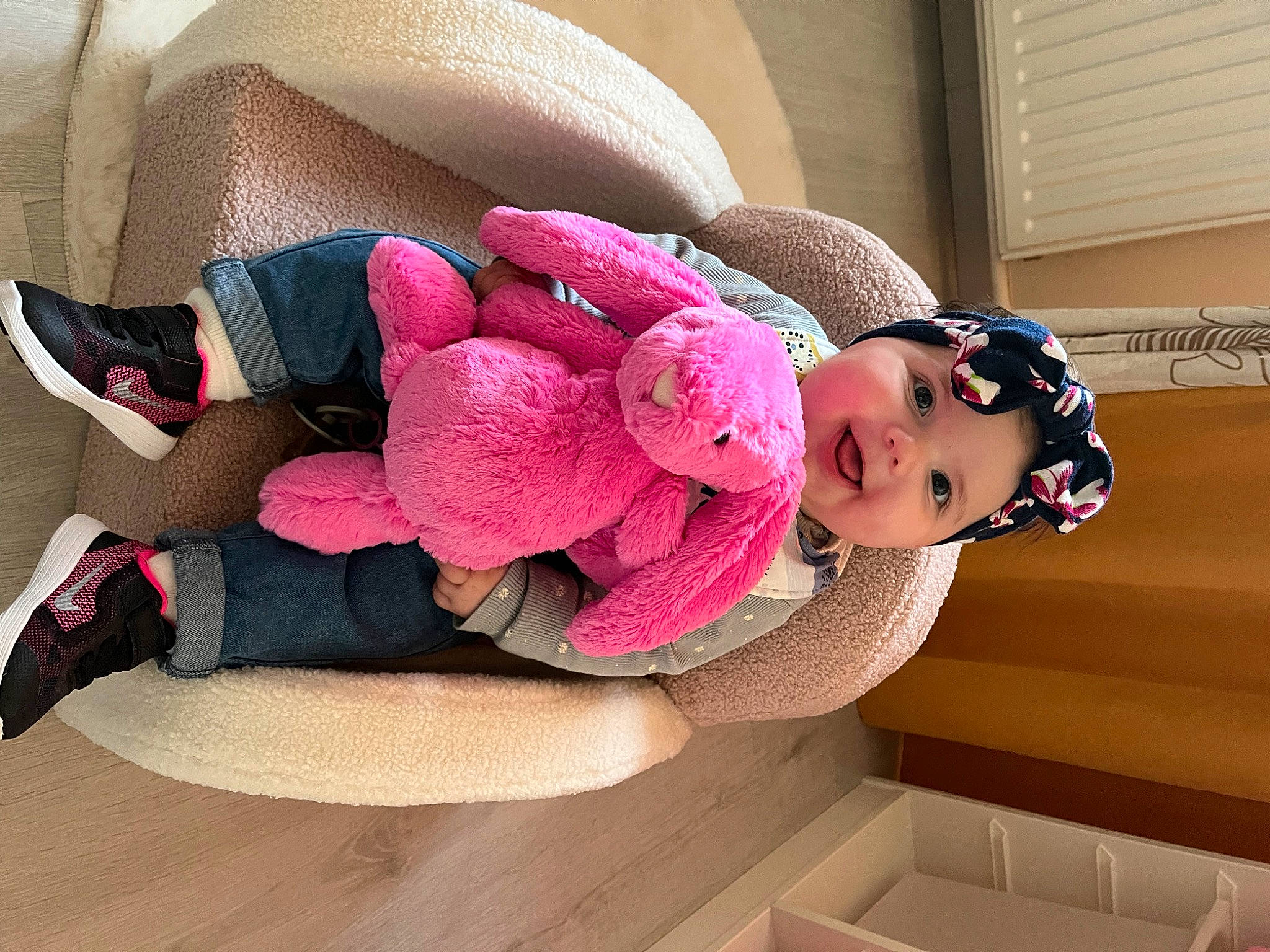 Célestine a rejoint le concours — aidez-le/la à gagner de superbes lots ! arm, baby, baby_sleeping, baby_toddler_clothing, child, comfort, headgear, headwear, human_body, human_leg, knee, leg, linens, mammal, person, pink, product, smile, stuffed_toy, textile