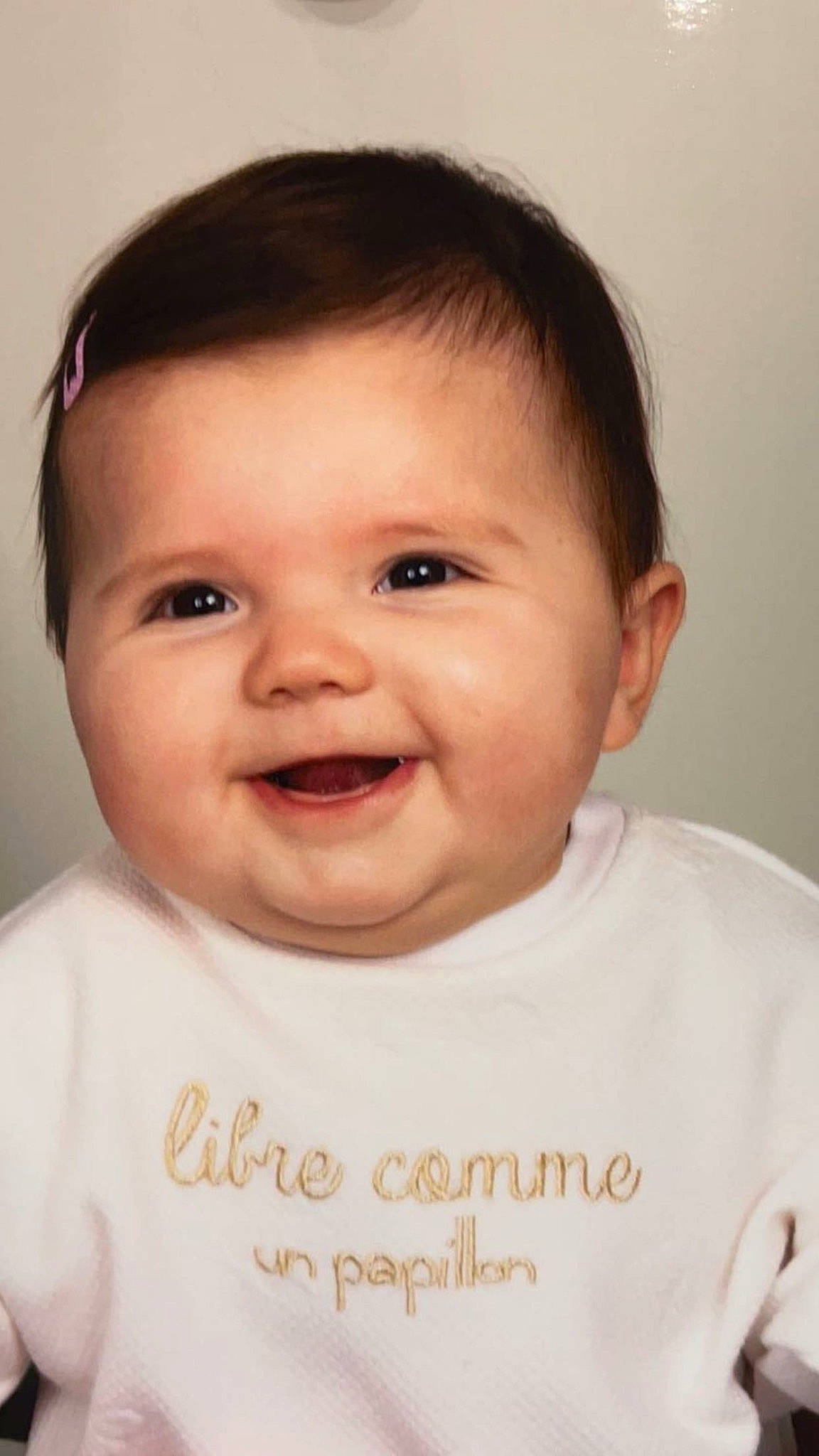 Célestine participe au concours pour gagner de l'argent avec cette photo : baby, baby_toddler_clothing, cheek, eye, eyebrow, eyelash, face, flash_photography, forehead, gesture, happy, head, iris, joy, lip, mouth, neck, nose, person, skin