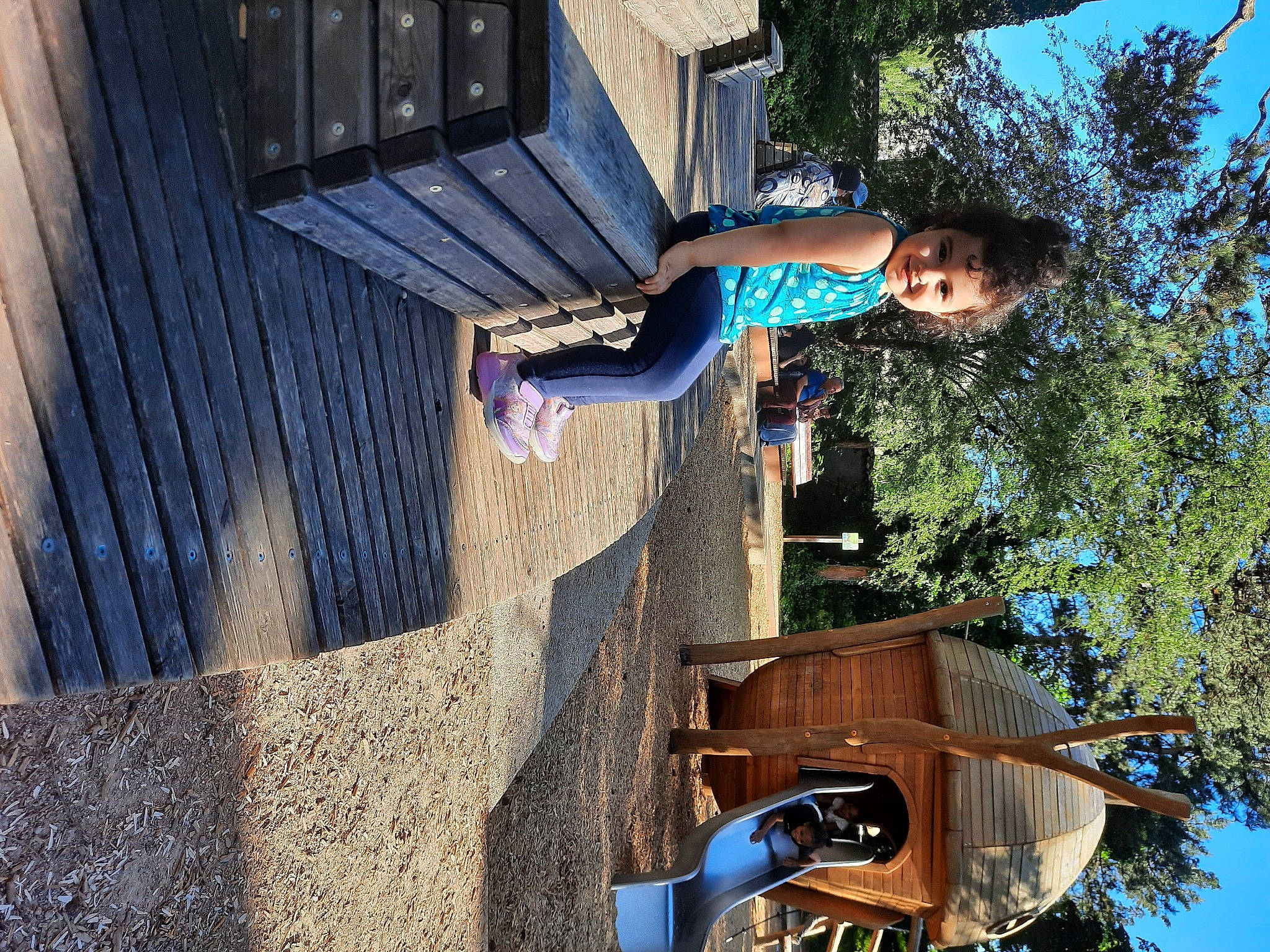 Assia a rejoint le concours — aidez-le/la à gagner de superbes lots ! balance, blue, elbow, electric_blue, flash_photography, fun, happy, joy, leisure, person, pole, recreation, sky, smile, t_shirt, tree, trunk, wood