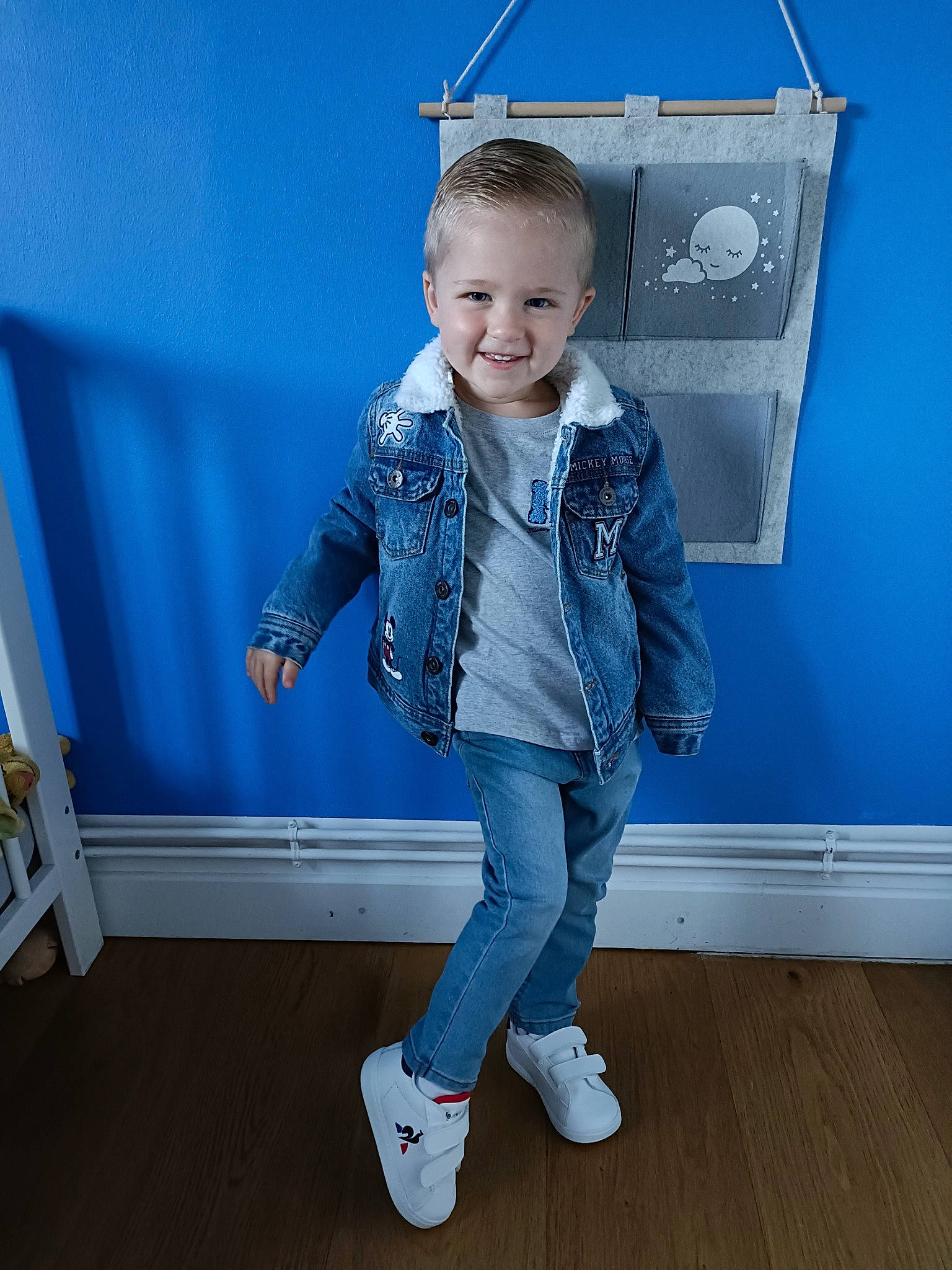 Lino participe au concours pour gagner de l'argent avec cette photo : blue, child, denim, dress_shirt, electric_blue, flash_photography, flooring, formal_wear, fun, gesture, happy, joint, joy, pattern, person, portrait_photography, sleeve, smile, standing, toddler