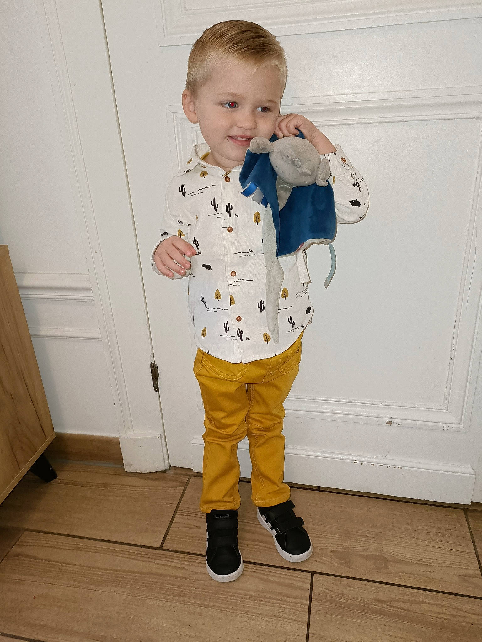 Lino participe au concours pour gagner de l'argent avec cette photo : baby, baby_toddler_clothing, blazer, child, collar, dress_shirt, face, flooring, hair, happy, head, joy, knee, leg, pattern, person, sleeve, smile, t_shirt, toddler