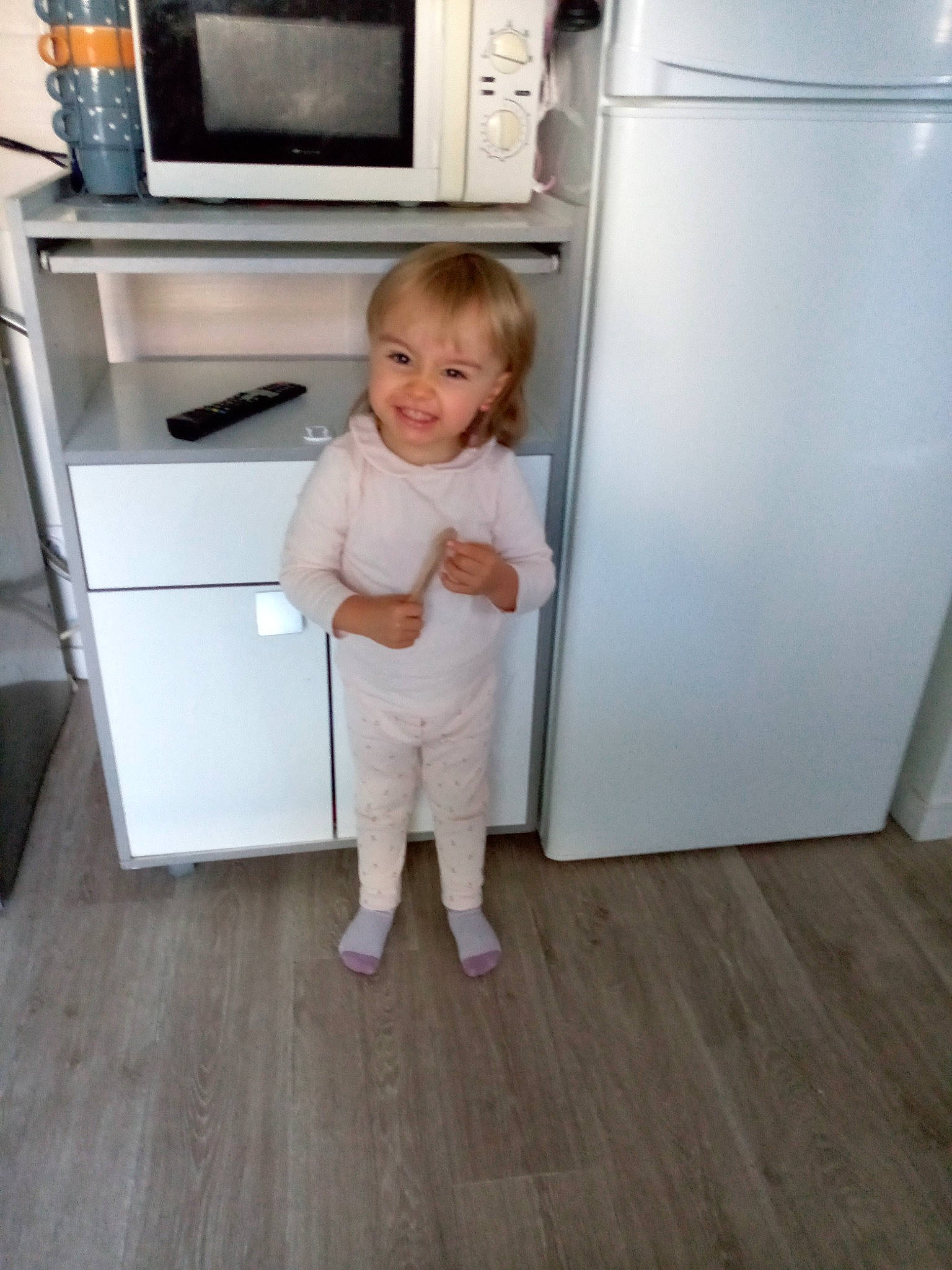 Kenzie a rejoint le concours — aidez-le/la à gagner de superbes lots ! cabinetry, cupboard, drawer, floor, flooring, gas, hardwood, home_appliance, joy, kitchen, kitchen_appliance, laminate_flooring, machine, major_appliance, person, refrigerator, sleeve, smile, toddler, white