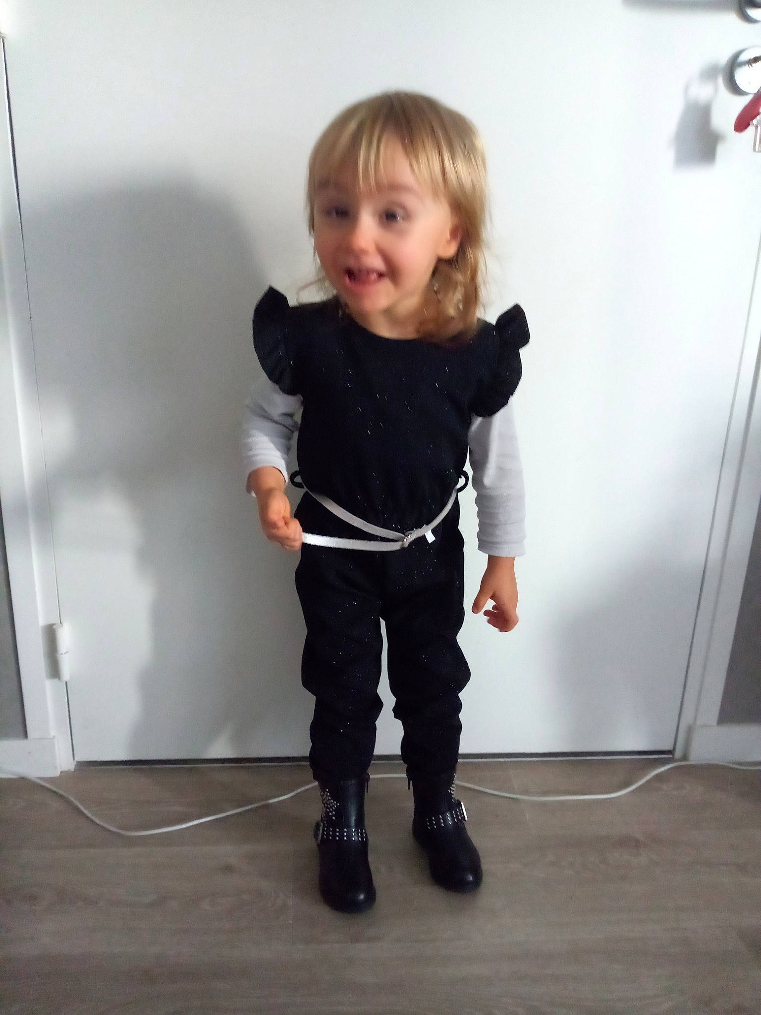 Kenzie a rejoint le concours — aidez-le/la à gagner de superbes lots ! baby_toddler_clothing, balance, child, cleanliness, denim, door, floor, flooring, fun, human_leg, joint, knee, leg, pattern, person, shoulder, sleeve, smile, standing, sweatpant