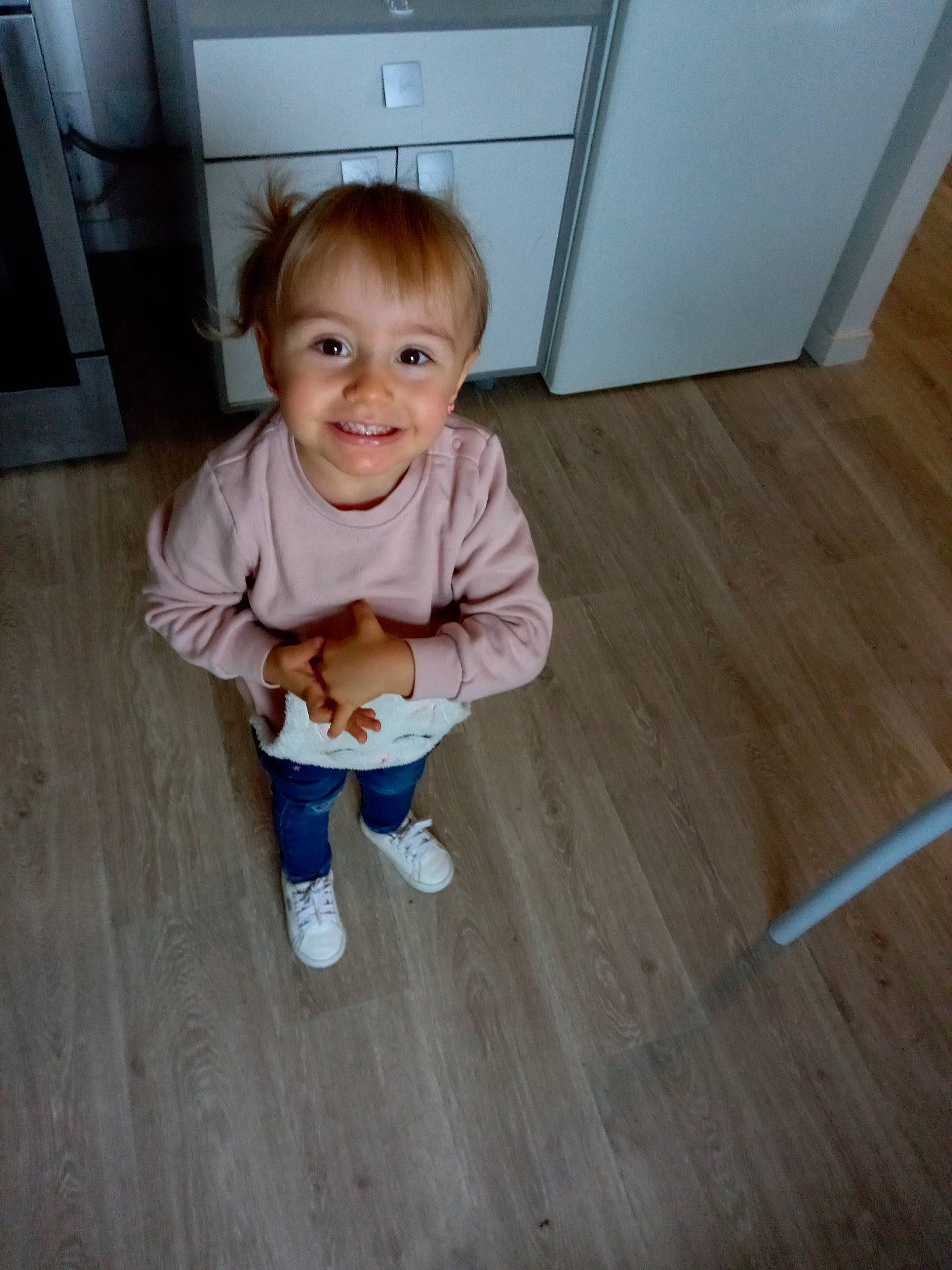 Kenzie a rejoint le concours — aidez-le/la à gagner de superbes lots ! baby_toddler_clothing, cabinetry, child, drawer, floor, flooring, hardwood, joy, laminate_flooring, leg, line, person, product, skin, sleeve, smile, toddler, varnish, white, wood