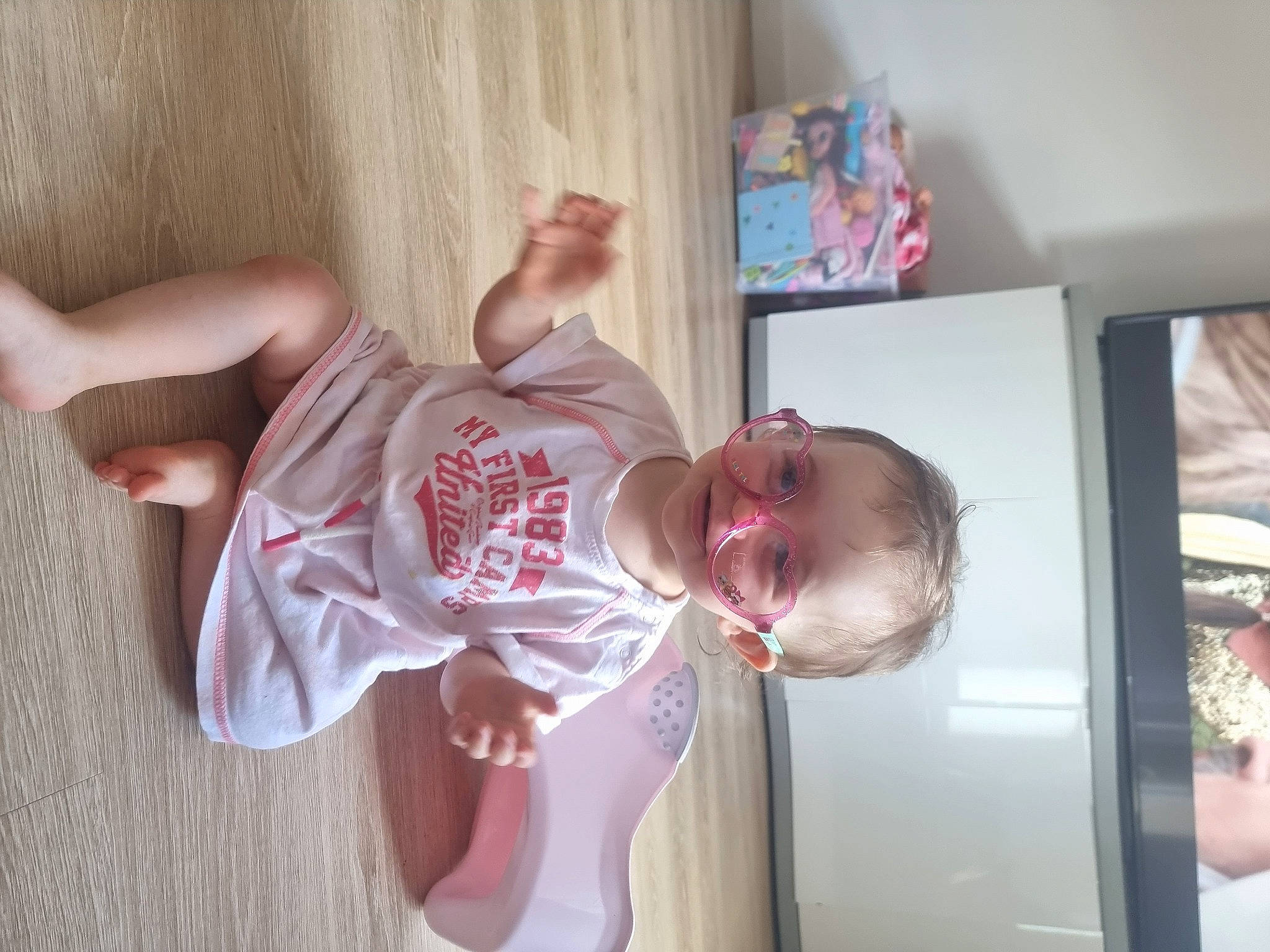 Liyah participe au concours pour gagner de l'argent avec cette photo : baby, baby_toddler_clothing, child, elbow, flooring, fun, happy, hardwood, hat, human_leg, knee, person, picture_frame, room, sleeve, smile, t_shirt, thumb, toddler, wood