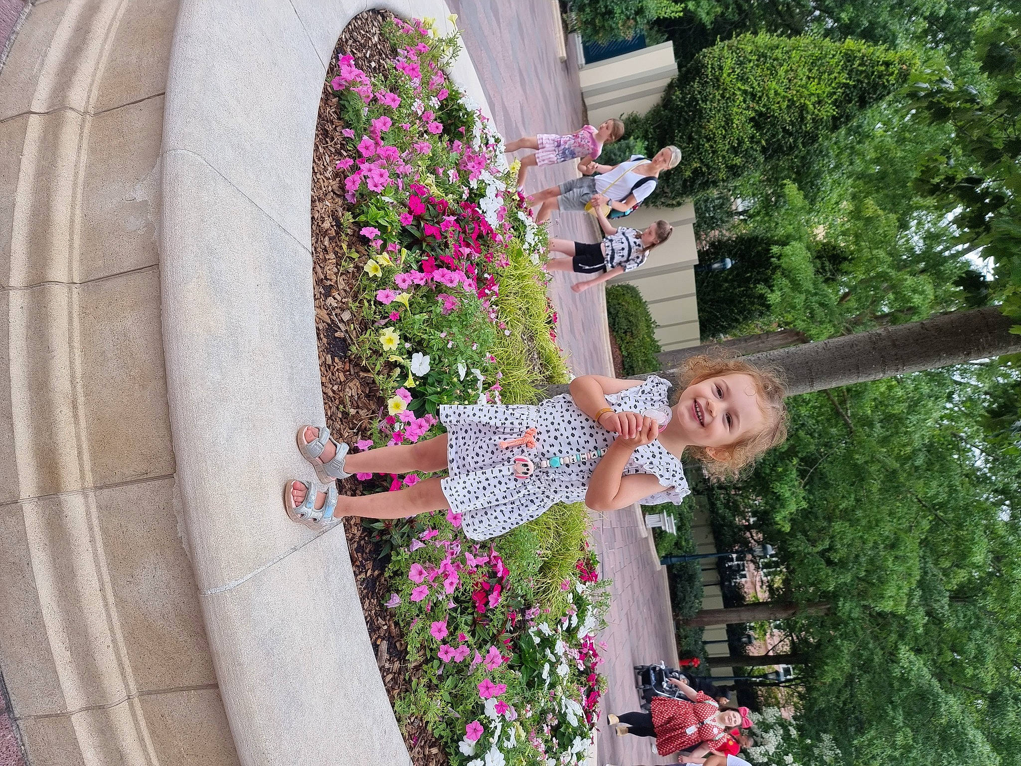 Inaya a rejoint le concours — aidez-le/la à gagner de superbes lots ! balcony, building, child, event, facade, floral_design, flower, fun, garden, house, joy, leisure, magenta, person, pink, plant, pole, smile, tradition, tree