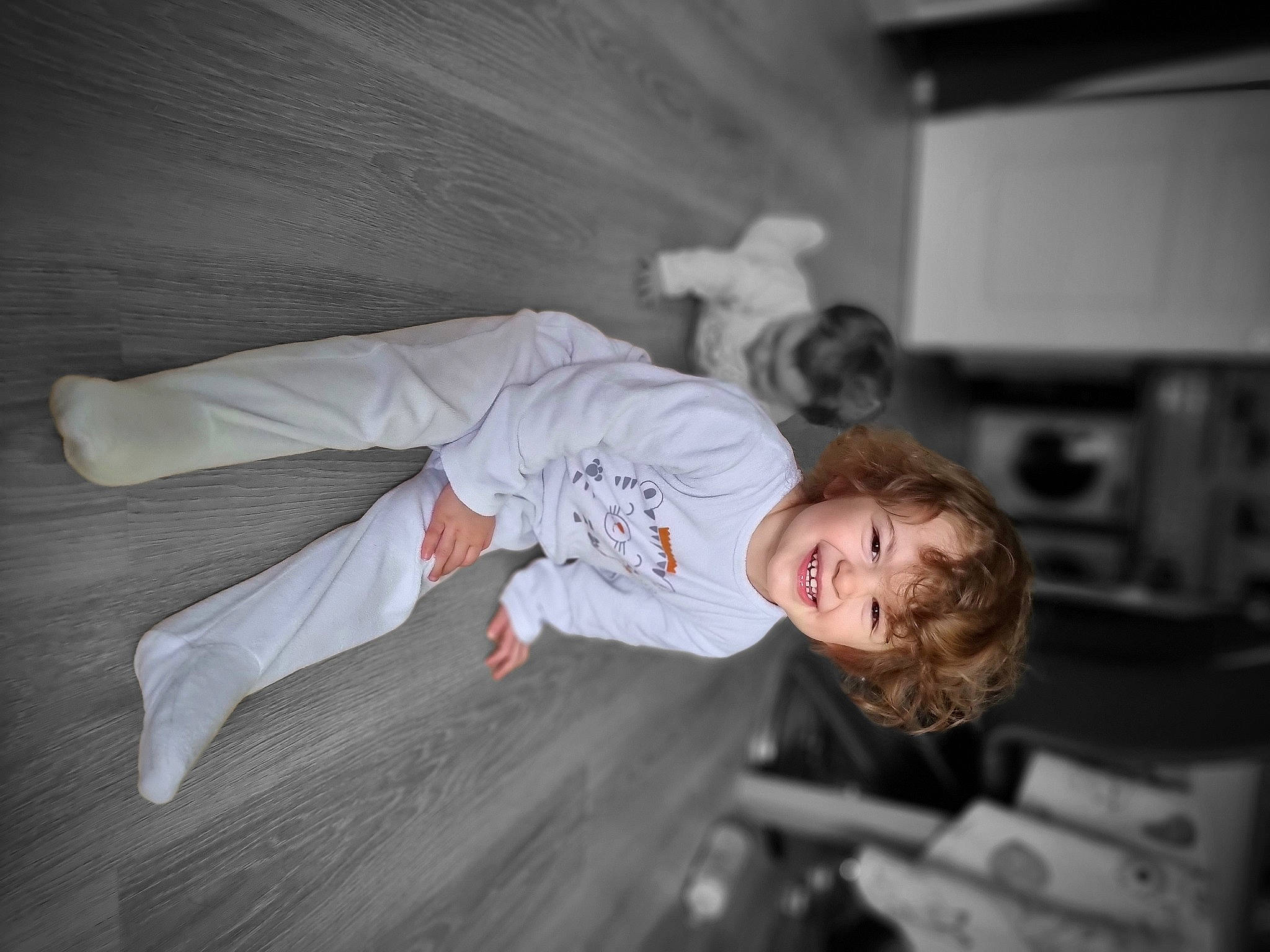 Inaya participe au concours pour gagner de l'argent avec cette photo : child, comfort, elbow, event, flash_photography, fun, happy, joy, karate, person, room, sitting, t_shirt, tree, uniform