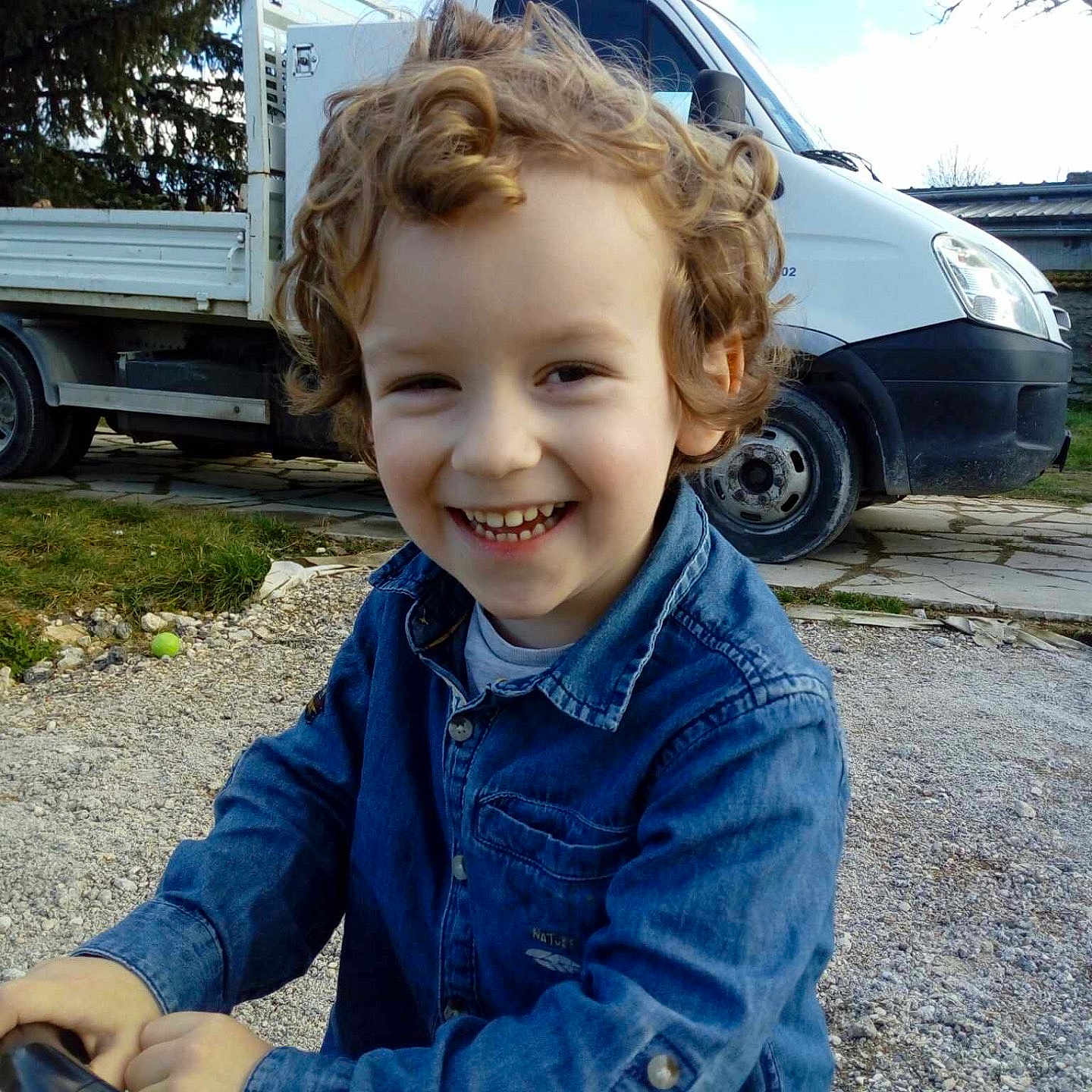 Eden participe au concours pour gagner de l'argent avec cette photo : boy, child, clothing, coat, face, grass, happy, head, jacket, jeans, machine, male, pants, person, photography, plant, portrait, transportation, vehicle, wheel