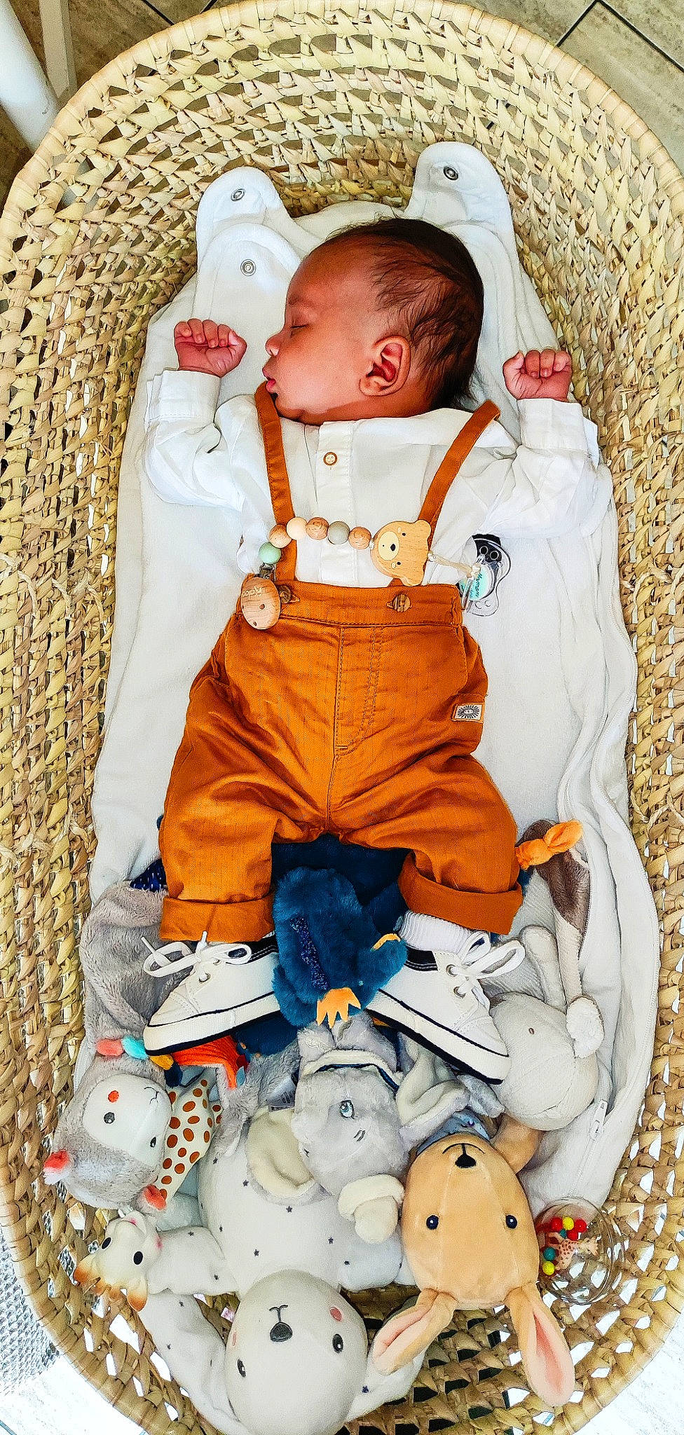 Milann a rejoint le concours — aidez-le/la à gagner de superbes lots ! baby, baby_toddler_clothing, child, comfort, design, happy, linens, mammal, orange, pattern, people, person, plush, product, sleeve, stuffed_toy, t_shirt, textile, toddler, toy
