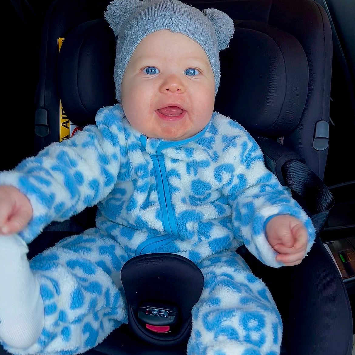 Kaël a rejoint le concours — aidez-le/la à gagner de superbes lots ! baby, bear_ears, blue_eyes, car_interior, car_seat, child, child_in_car, cute, feet, fluffy_clothing, hands, happy, infant, knit_hat, onesie, playful, portrait, seatbelt, smiling, warm_clothing