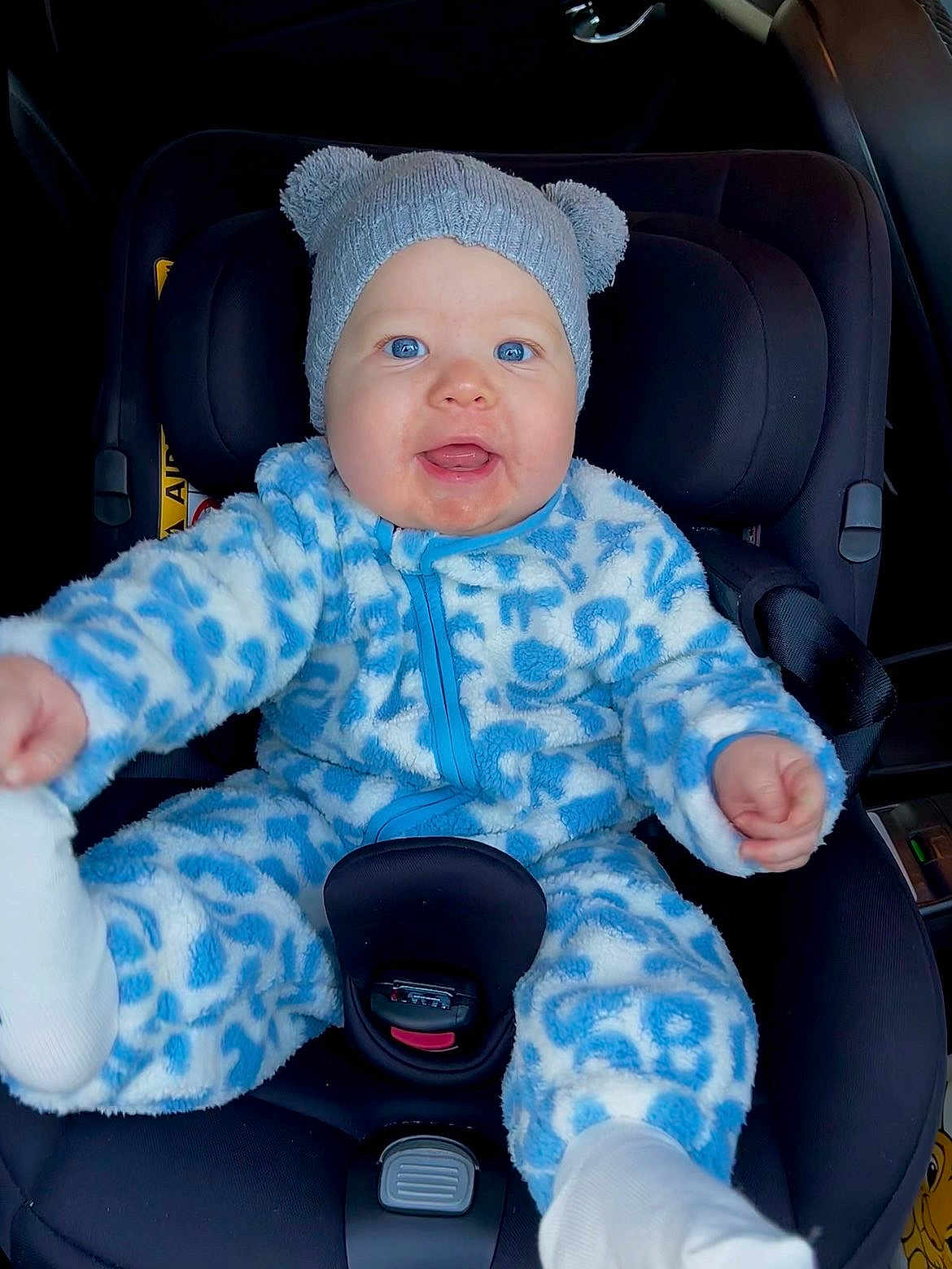 Kaël a rejoint le concours — aidez-le/la à gagner de superbes lots ! baby, child, car_seat, blue_eyes, knit_hat, bear_ears, onesie, fluffy_clothing, happy, smiling, infant, seatbelt, car_interior, cute, portrait, child_in_car, warm_clothing, hands, feet, playful
