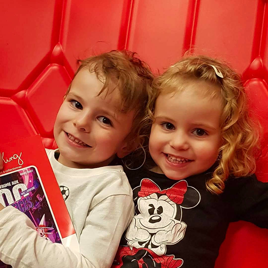 Lizea participe au concours pour gagner de l'argent avec cette photo : arm, cheek, chin, eye, face, facial_expression, hairstyle, hand, happy, head, human, human_body, joy, mouth, organ, person, photograph, product, skin, sleeve