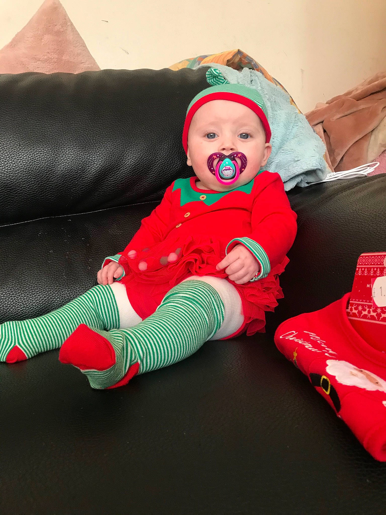 Lorena is registered to the contest to win money with this photo: child, christmas, christmas_eve, fictional_character, holiday, joy, leg, person, pink, play, red, thigh, toddler