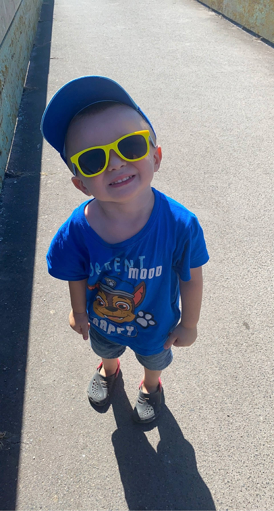 Thays participe au concours pour gagner de l'argent avec cette photo : asphalt, azure, baby_toddler_clothing, blue, cool, electric_blue, eyewear, glasses, goggles, happy, hat, headgear, joy, person, recreation, shorts, sleeve, smile, sunglasses, t_shirt