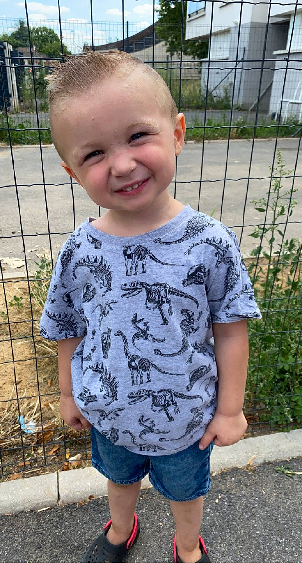 Thays a rejoint le concours — aidez-le/la à gagner de superbes lots ! baby, baby_toddler_clothing, chin, clothing, cool, facial_expression, fence, grass, hairstyle, happy, human_body, joy, neck, pattern, person, plant, sleeve, smile, standing, summer