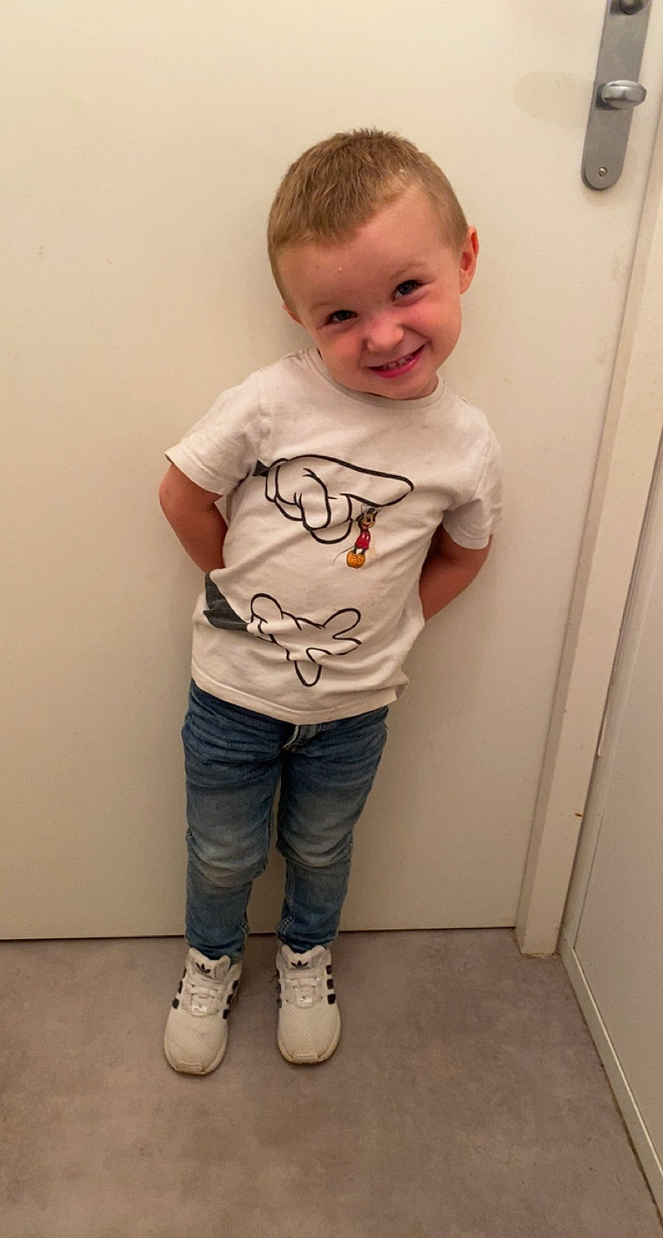 Thays a rejoint le concours — aidez-le/la à gagner de superbes lots ! arm, baby_toddler_clothing, cheek, child, elbow, eye, face, flooring, happy, human_body, jaw, joy, knee, mouth, neck, person, shoulder, sleeve, smile, t_shirt