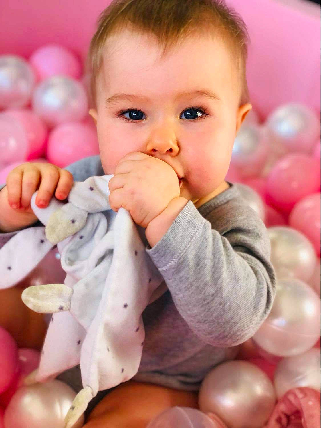 Julia a rejoint le concours — aidez-le/la à gagner de superbes lots ! arm, cheek, clothing, dress, face, facial_expression, finger, gesture, hair, hand, happy, head, human, human_body, leg, lip, mouth, nose, person, product