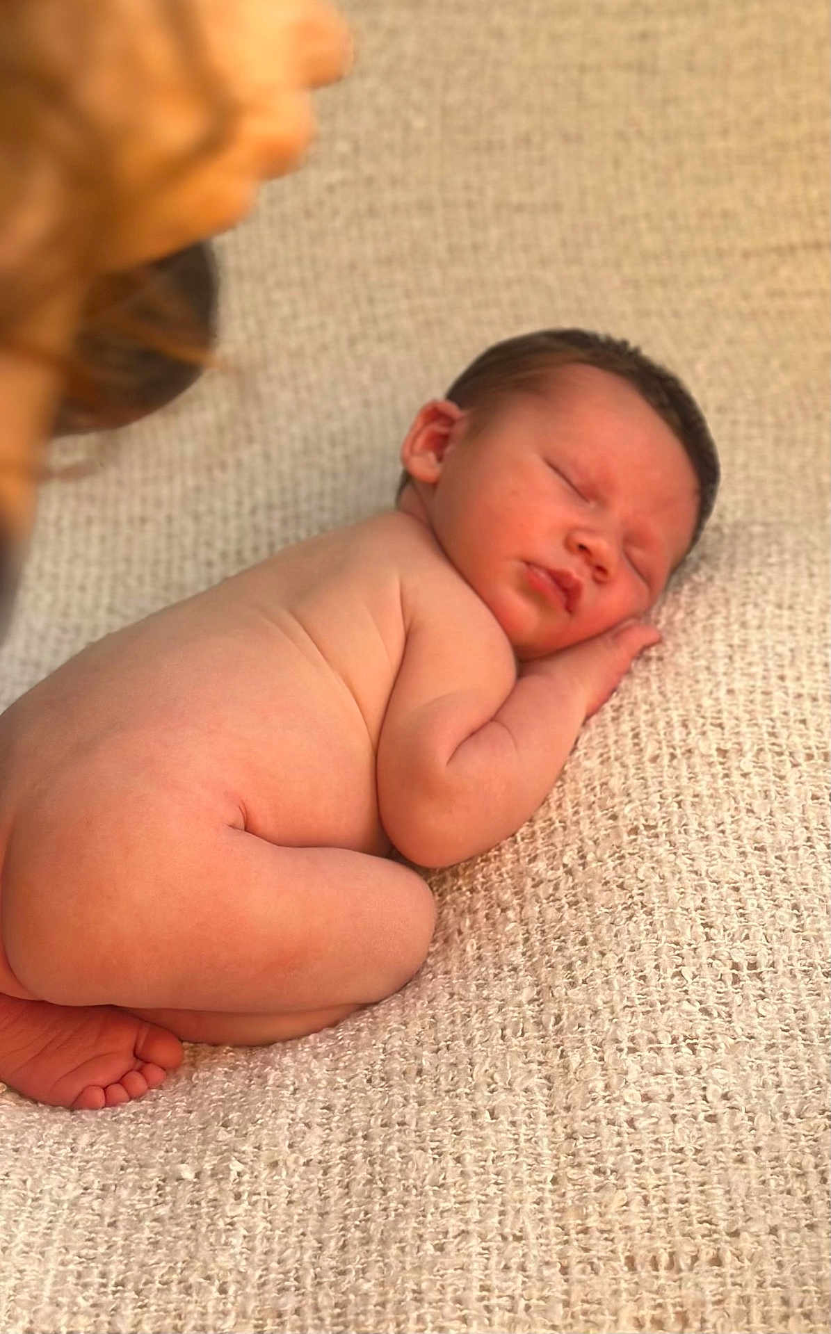 Jessy a rejoint le concours — aidez-le/la à gagner de superbes lots ! newborn, baby, sleeping, naked, curled_up, soft_light, blanket, skin, peaceful, portrait, infant, cute, resting, human, closeup, tiny_feet, face, head, hand, warm_tone