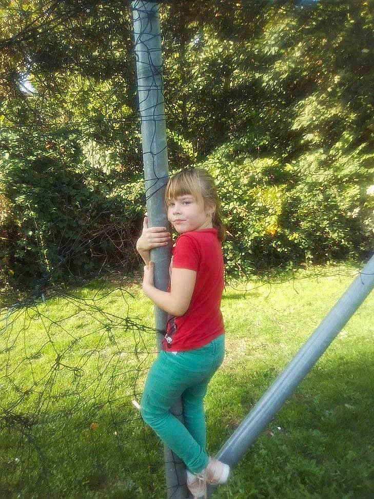 Adriana participe au concours pour gagner de l'argent avec cette photo : child, day, fun, girl, grass, green, leisure, outdoor_play_equipment, person, plant, play, playground, public_space, recreation, standing, summer, swing, tree, trunk, vacation